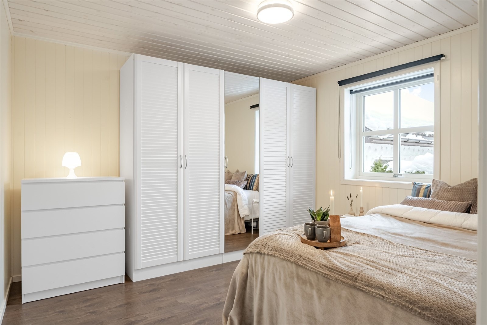 På soverommet er det plass til seng, samt en kontorpult eller kommoder. Også dette soverommet har god oppbevaringsplass i flere garderobeskap som medfølger i handelen. Galleribilde