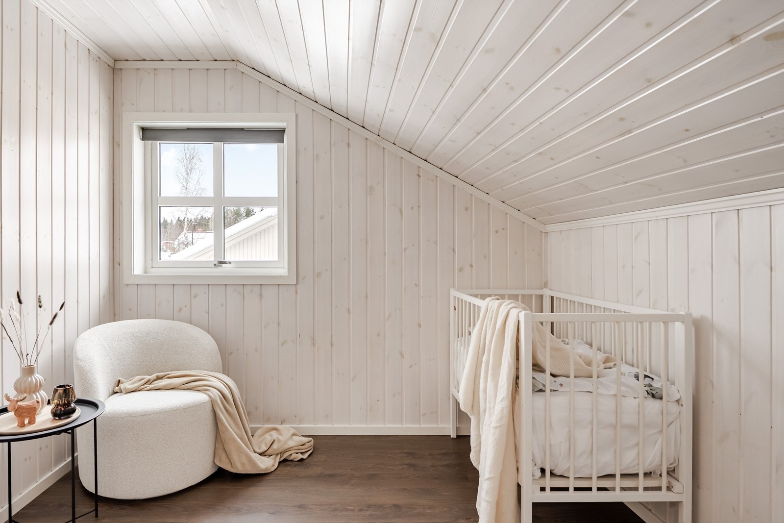 Soverom 5 er et tilsvarende lyst og fint rom som i dag er innredet som et barnerom. Galleribilde