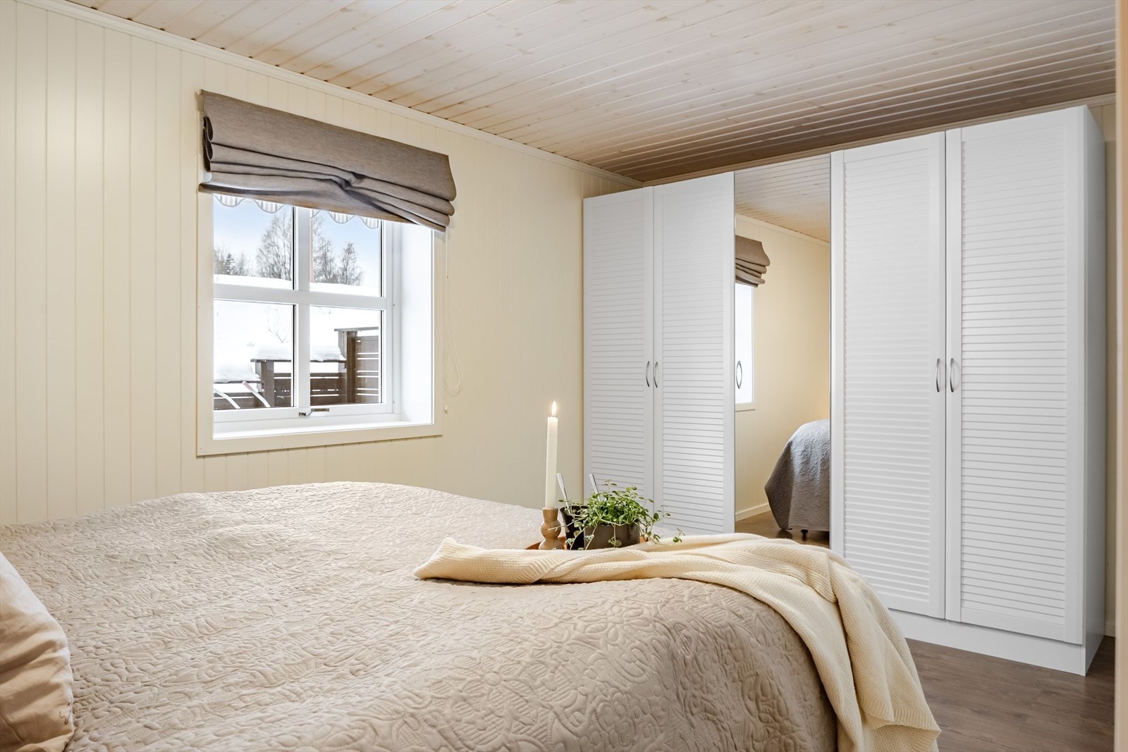 På soverommet er det god oppbevaringsplass i flere garderobeskap som medfølger i handelen. Galleribilde