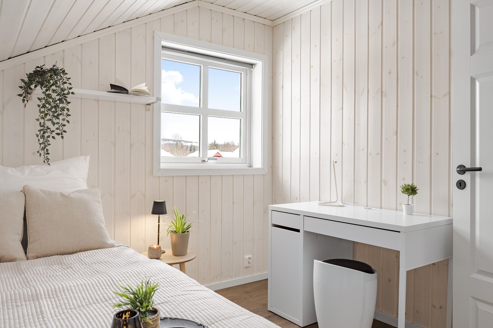 Soverommet har god standard med pent møkt gulv, lysmalt panel på veggene og skjult elektrisk anlegg. Galleribilde