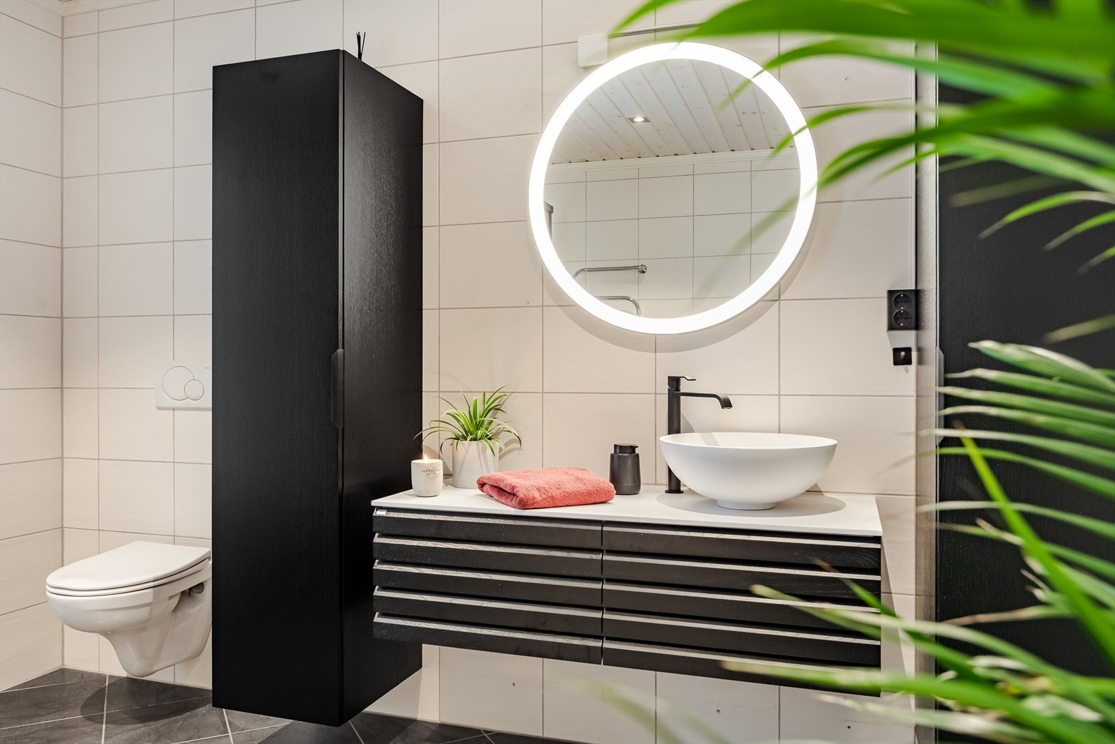 To vegghengte høyskap sørger for god oppbevaringsplass. De nye baderomsmøblene gir et stilrent og tidsriktig uttrykk som løfter hele baderommet. Galleribilde