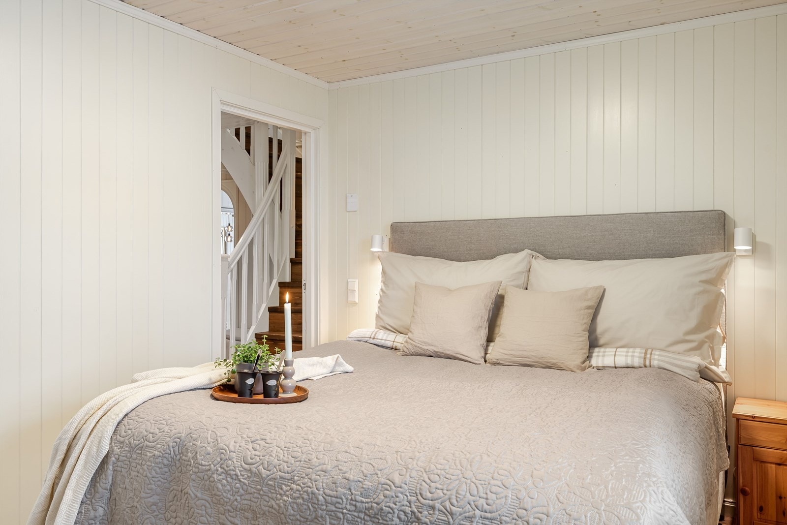 Soverommet har god standard med pent enstavs gulv, vannbåren gulvvarme, lyse panelplater på veggene og skjult elektrisk anlegg. Galleribilde