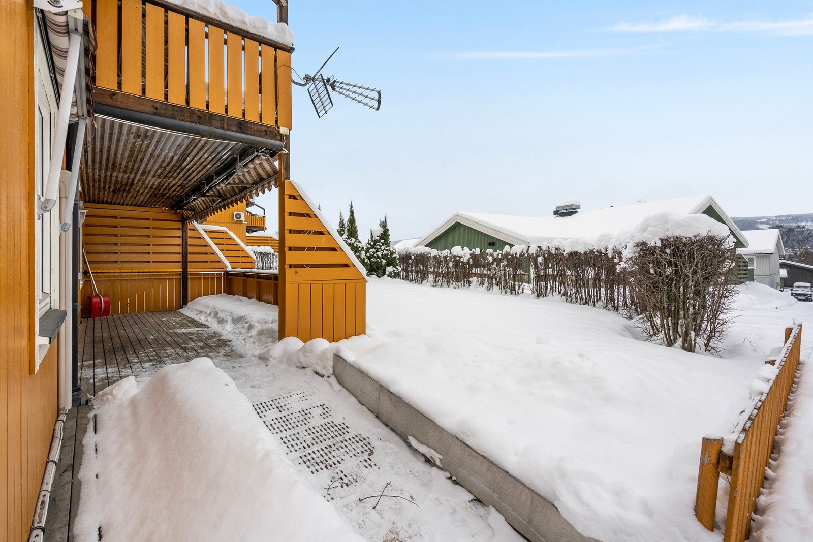 Terrasse på bakkeplan med gode solforhold. Galleribilde
