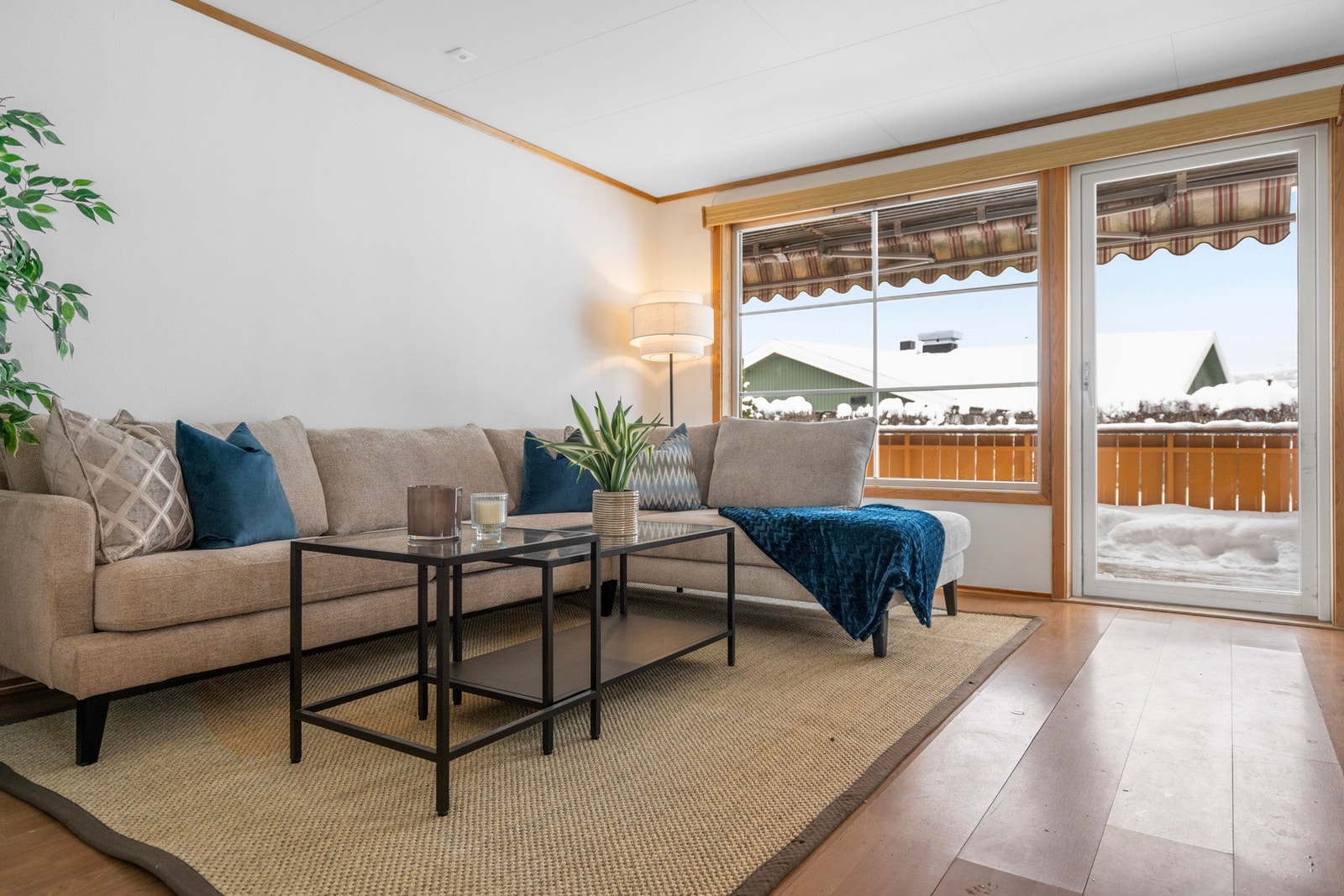 Lys og romslig stue med gode møbleringsmuligheter Galleribilde