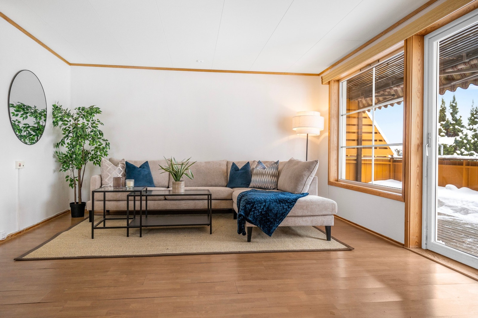 Utgang fra stue til terrasse som forlenger oppholdsrommet Galleribilde