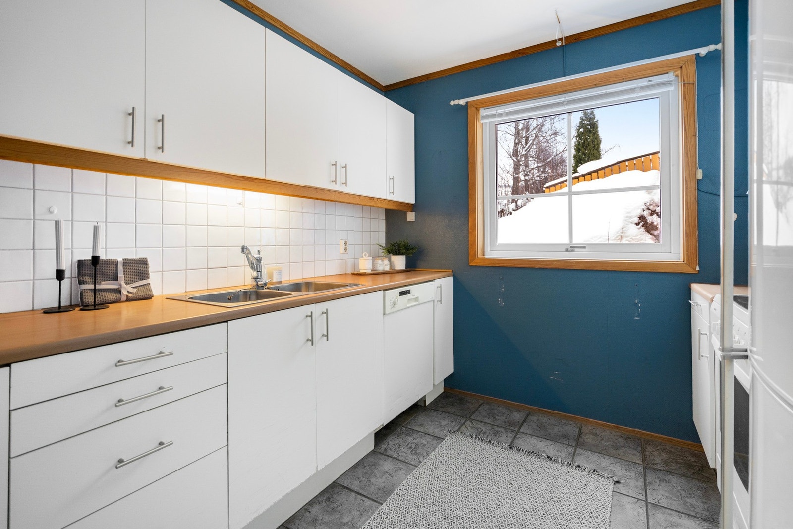 Funksjonelt kjøkken med gode arbeidsflater Galleribilde