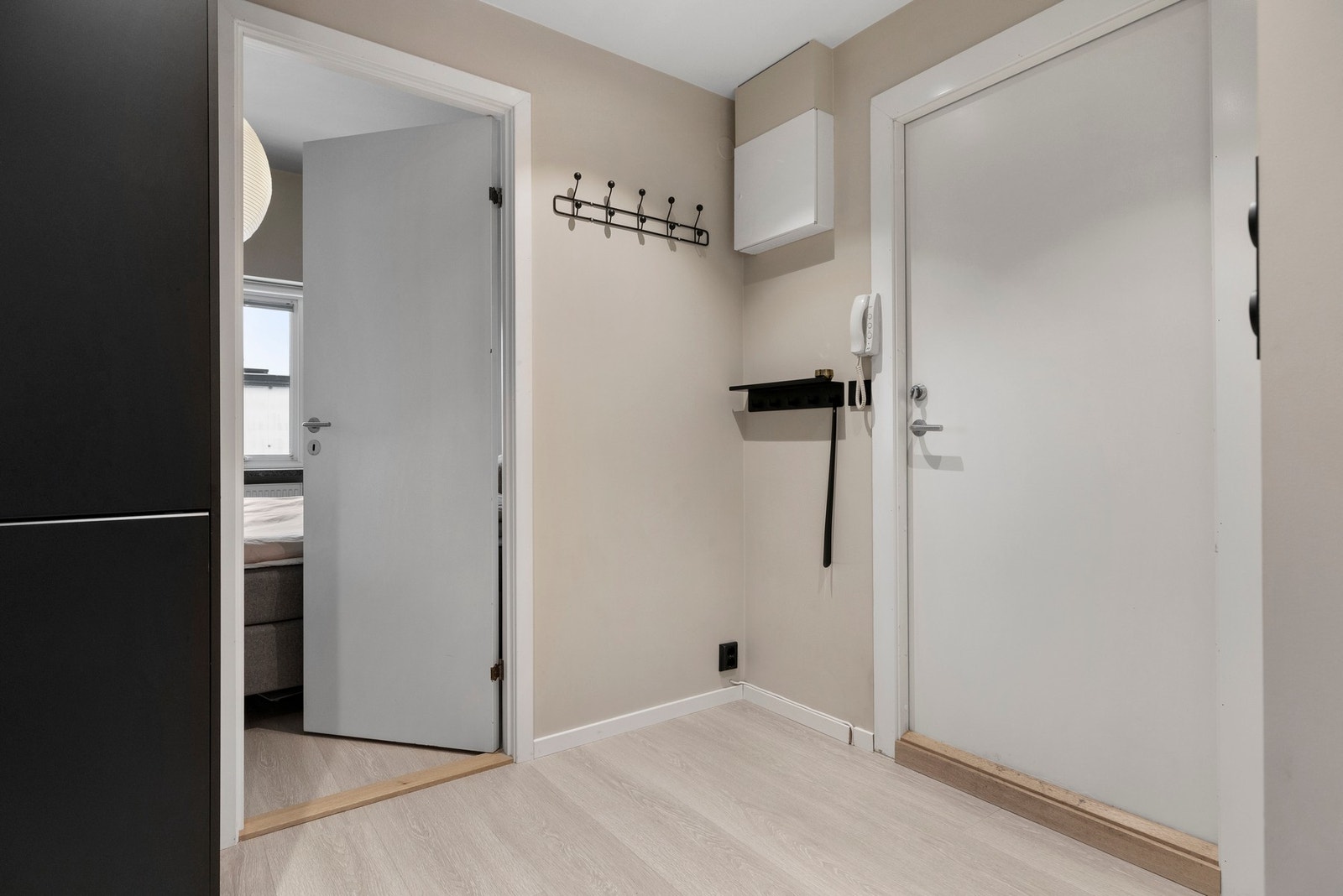 Entré med plass til å henge fra seg yttertøy og sette fra seg sko. Dør-calling med åpner gjør det enkelt å ta i mot gjester. Galleribilde