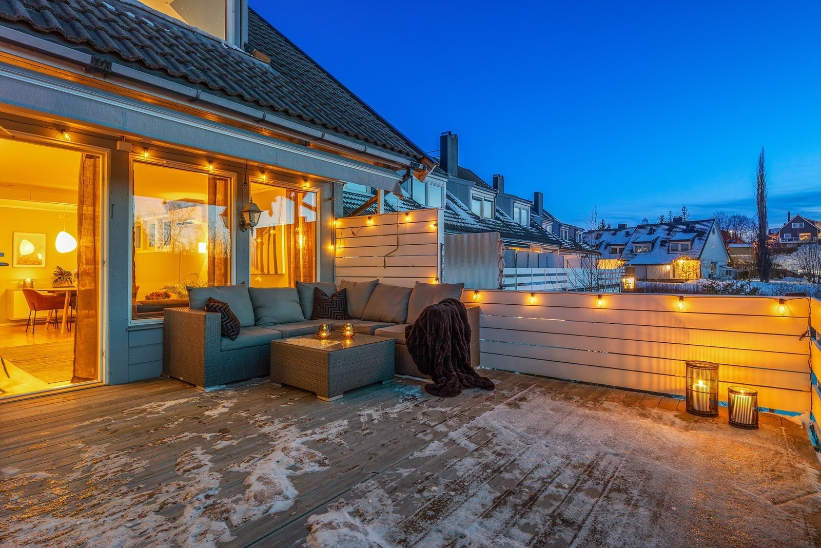 Boligen har tilhørende p-plass i p-kjeller med elbil-lader. Vi beveger oss nå videre inn i denne flotte boligens hovedplan (1.etg). Galleribilde