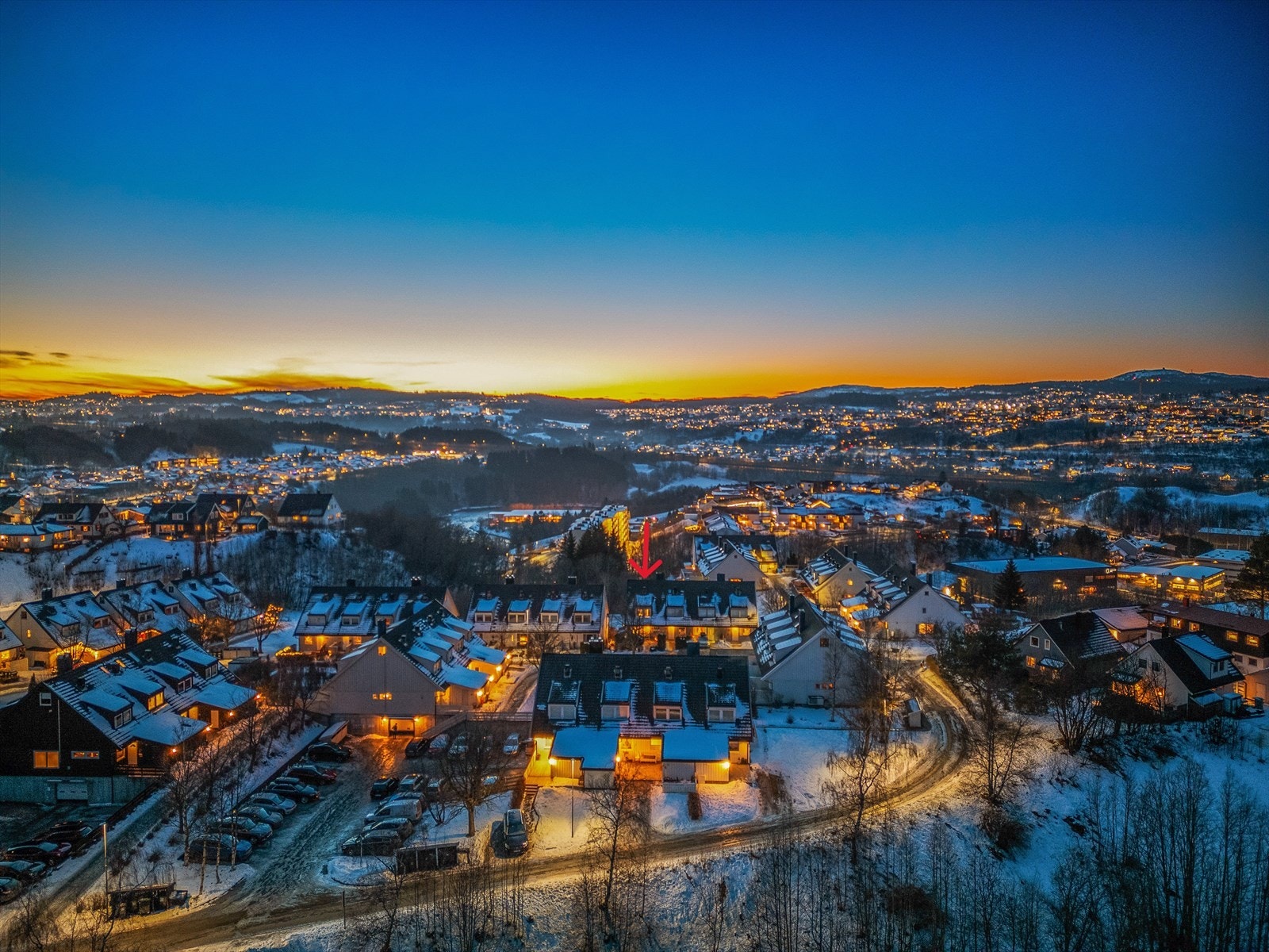 Det er kort vei til busstopp som tar deg til sentrum på kun 13 min. Det er sykkelavstand til bl.a. NTNU Gløshaugen, St. Olavs Hospital og Sluppen. Galleribilde