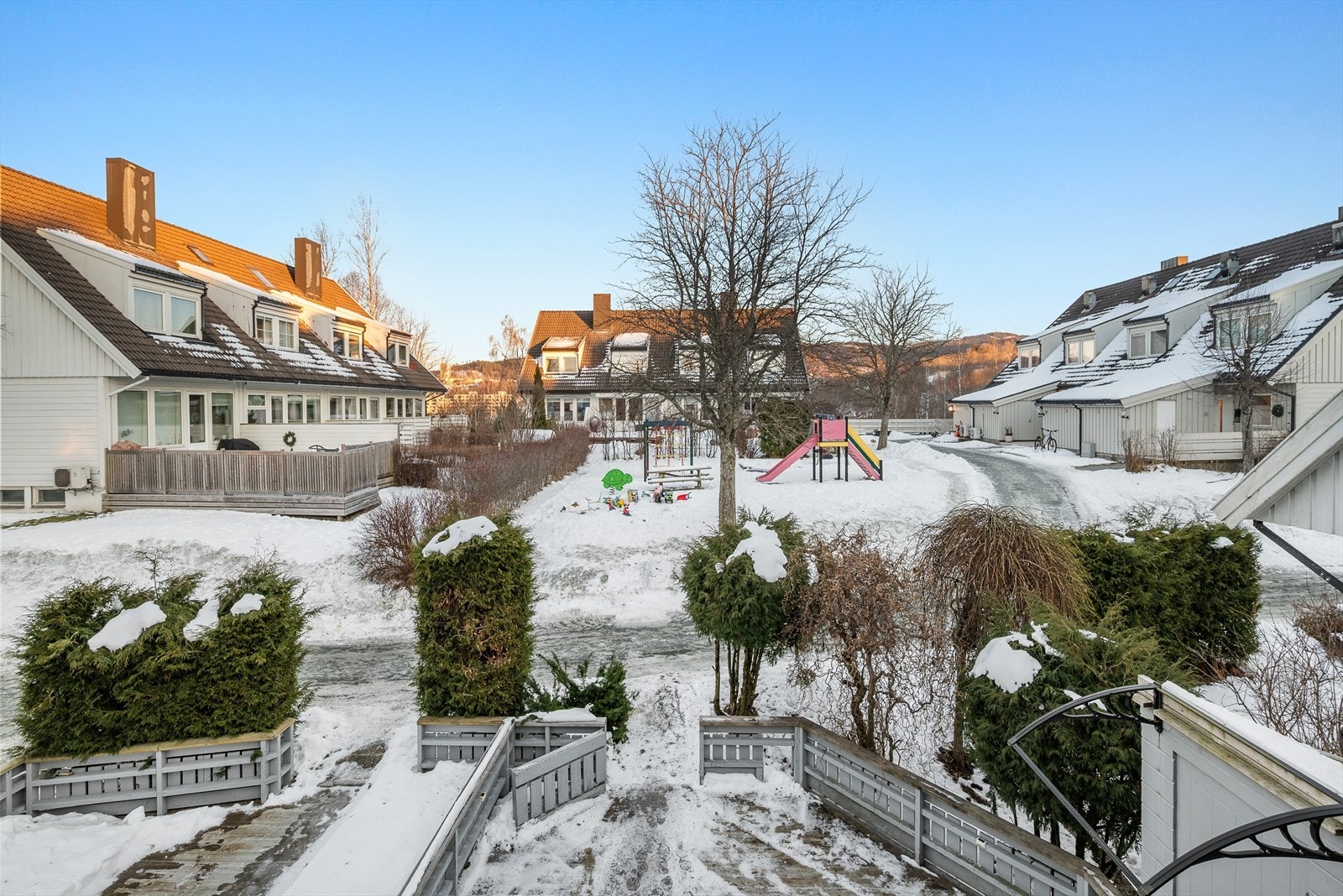 Fra rommet har du utsikt mot et det trivelige nabolaget og lekeplassen. Galleribilde