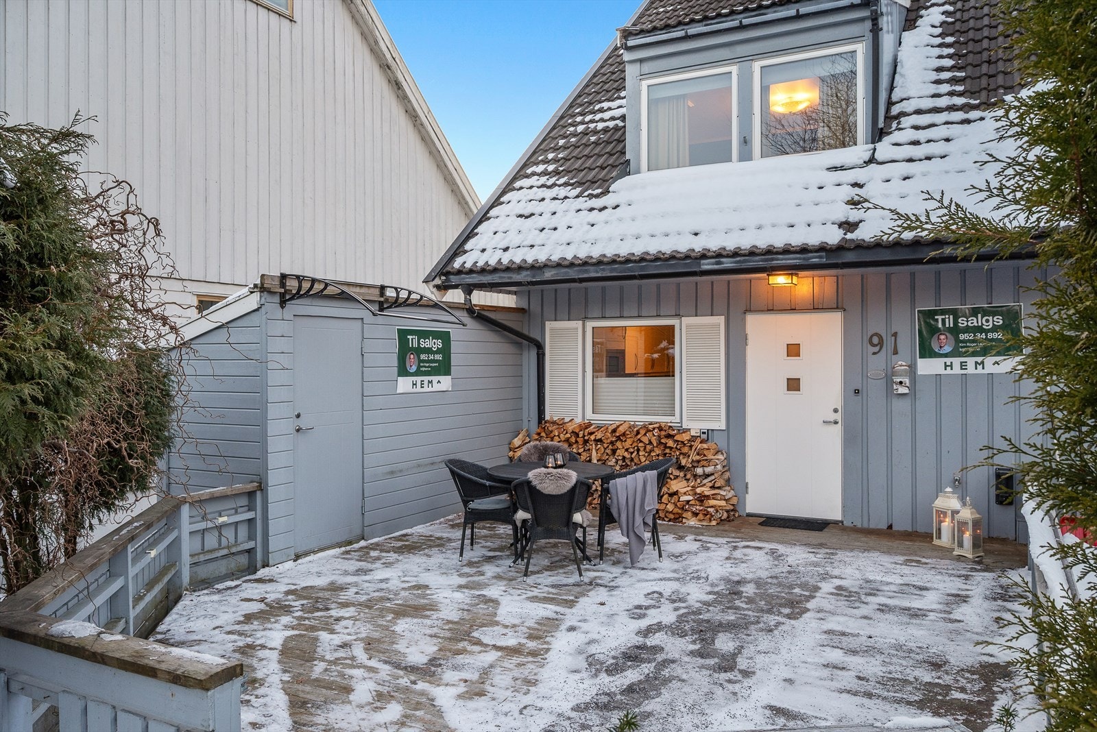 Inngangspartiet byr på en stor terrasseplatting på 32 kvm - Terrassen er ideell for utendørs samlinger til hele familien, og herifra kan man se ungene som leker seg på lekeplassen like ved. Galleribilde