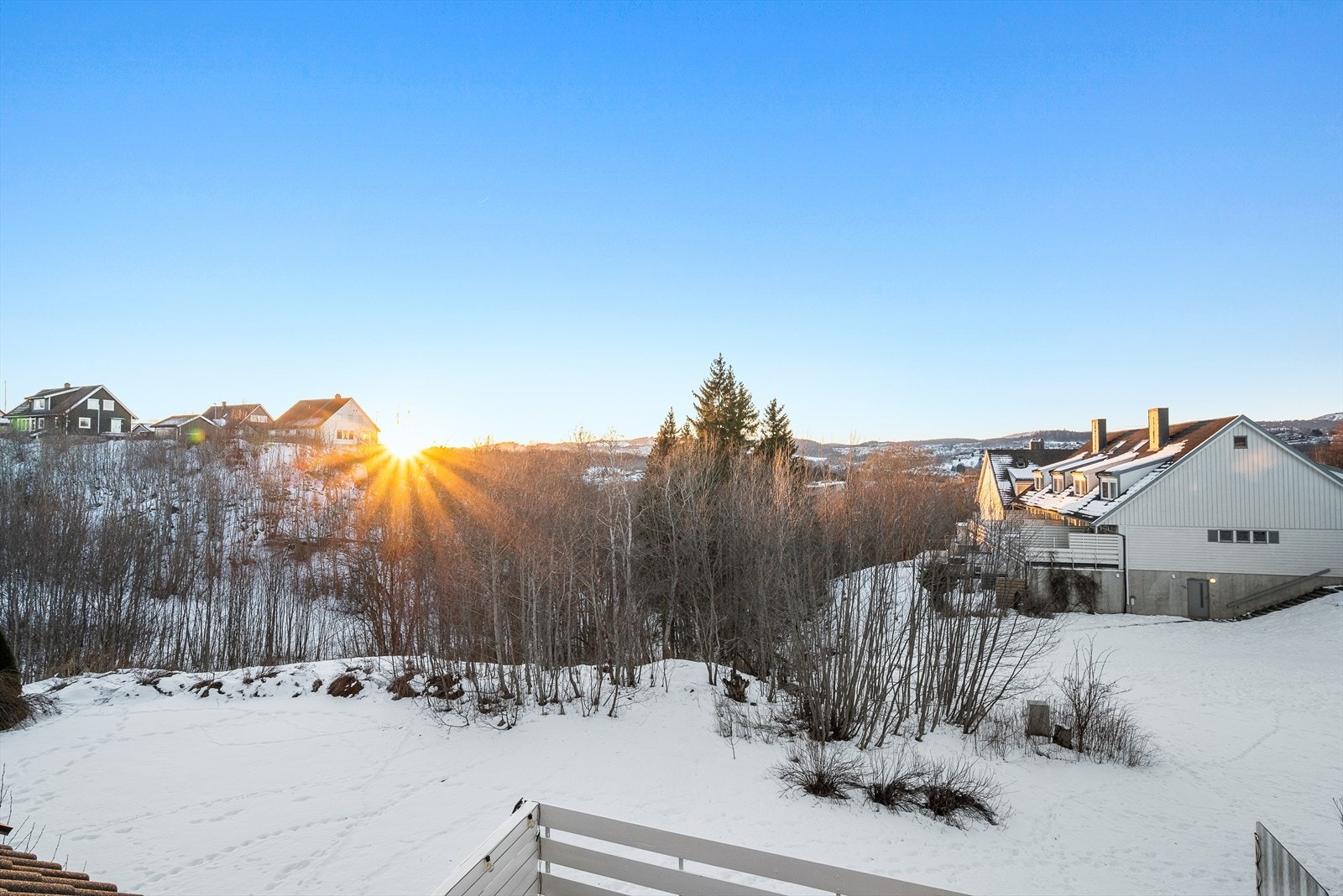 Rommet byr på en flott utsikt over nærområdet, omgitt av rolige og grønne omgivelser. Galleribilde