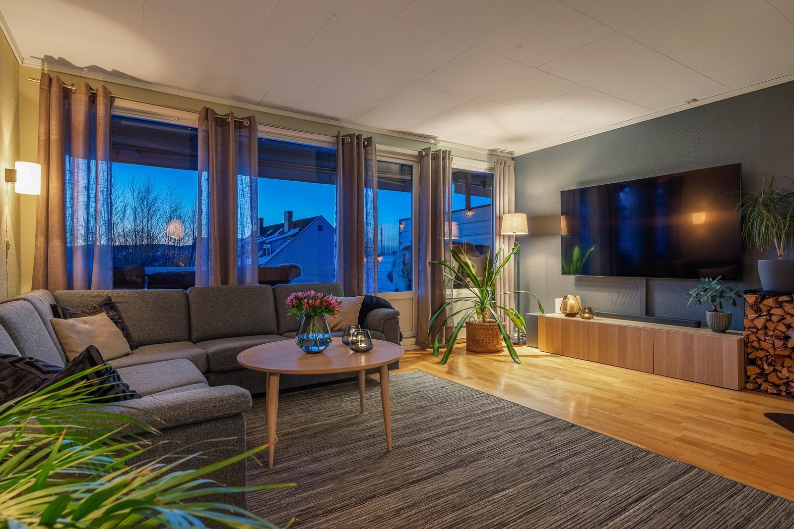 Rikelig med dagslys fra store vindusflater skaper en innbydende og luftig romfølelse. Galleribilde