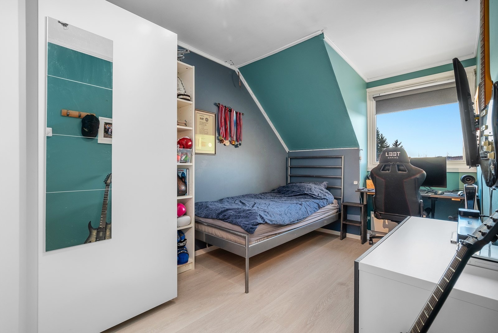 Videre finner vi et romslig soverom på 10 kvm, med god plass til seng, garderobe og skrivepult. Galleribilde