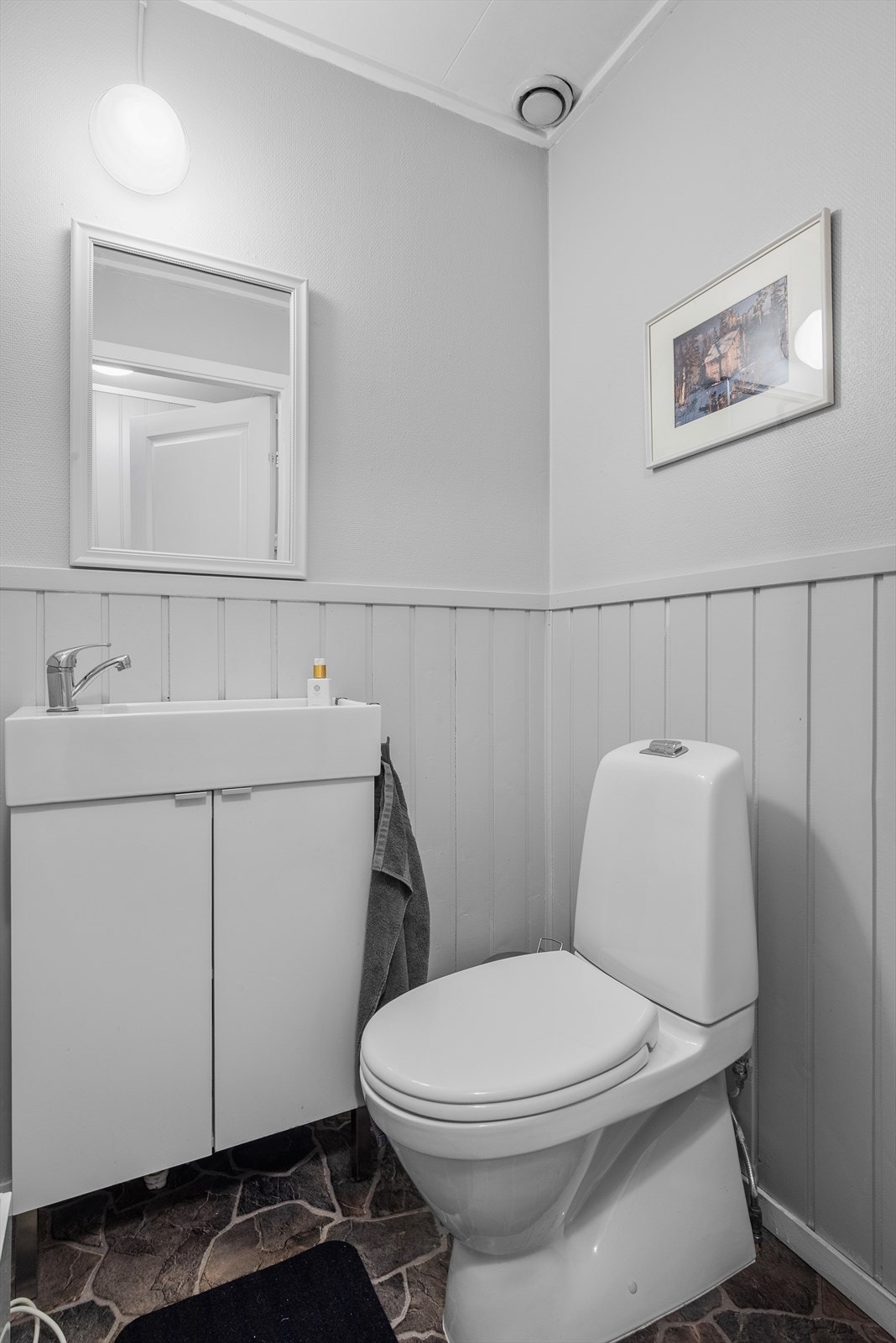 Separat gjestetoalett med praktisk plassering i hovedetasjen. Galleribilde