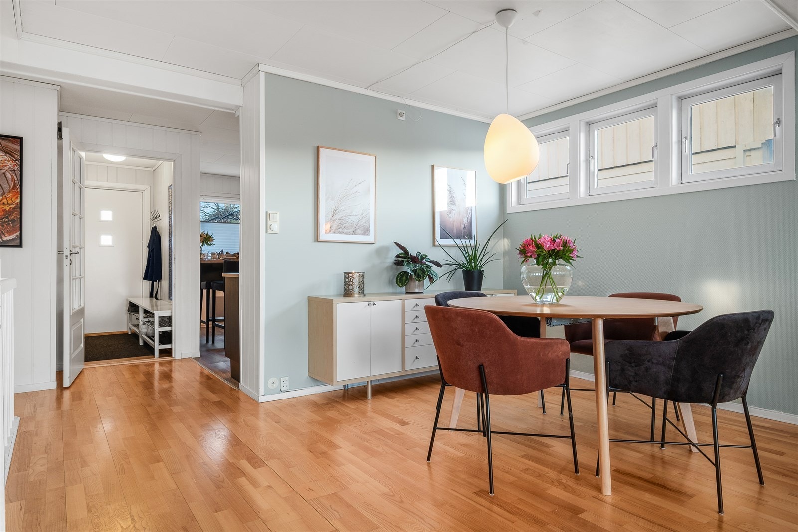 Fra stuen mot spisestue, kjøkken og entré - en åpen og sosial planløsning. Galleribilde