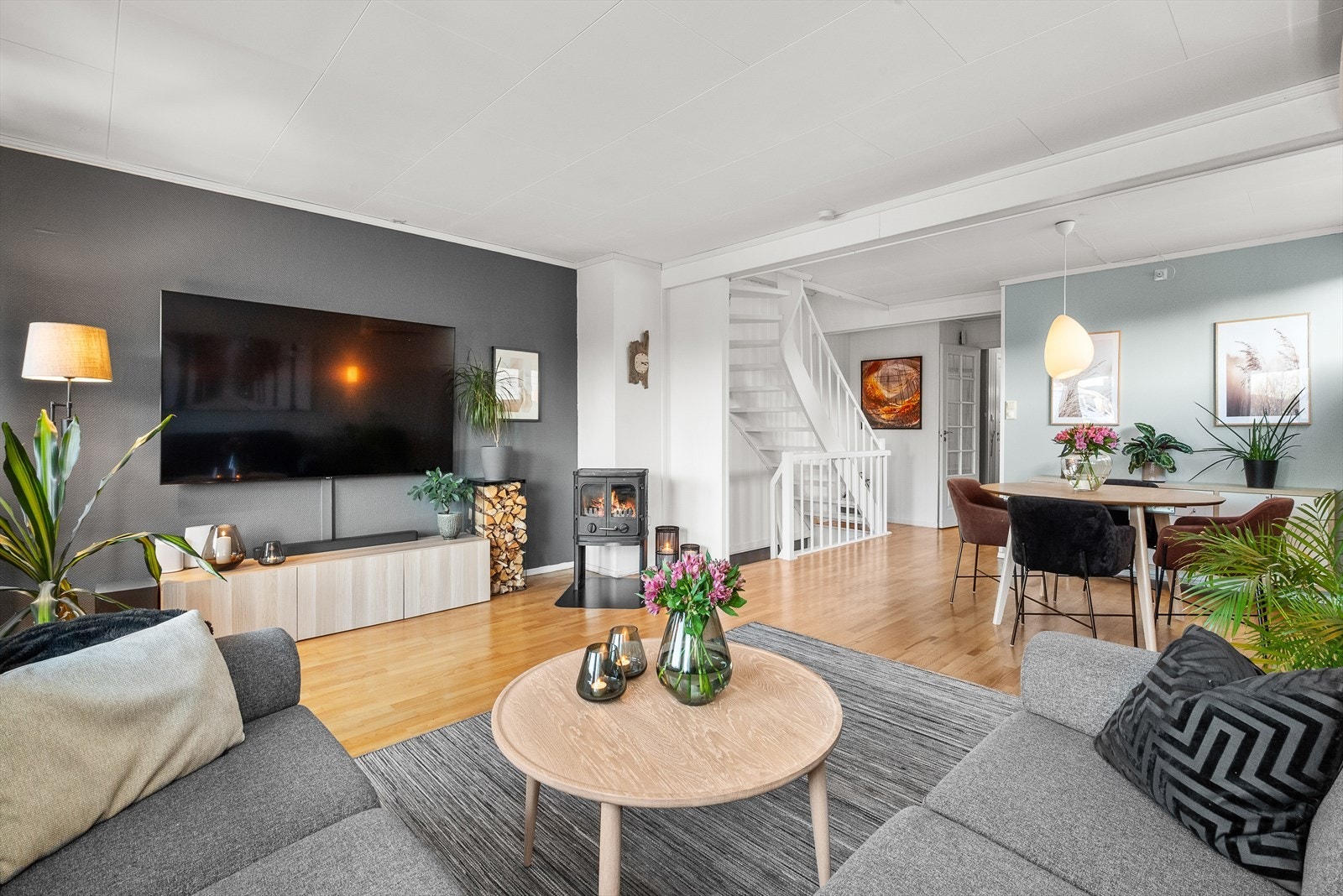 Boligen har en delvis åpen stue- og kjøkkenløsning på imponerende 48 kvm. Galleribilde