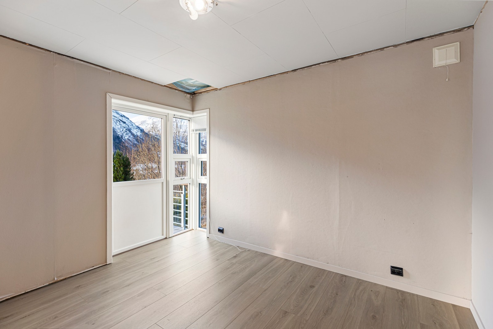 Leiligheten har tre soverom. Hovedsoverommet har medfølgende skyvedørsgarderobe og utgang til terrasse. Galleribilde