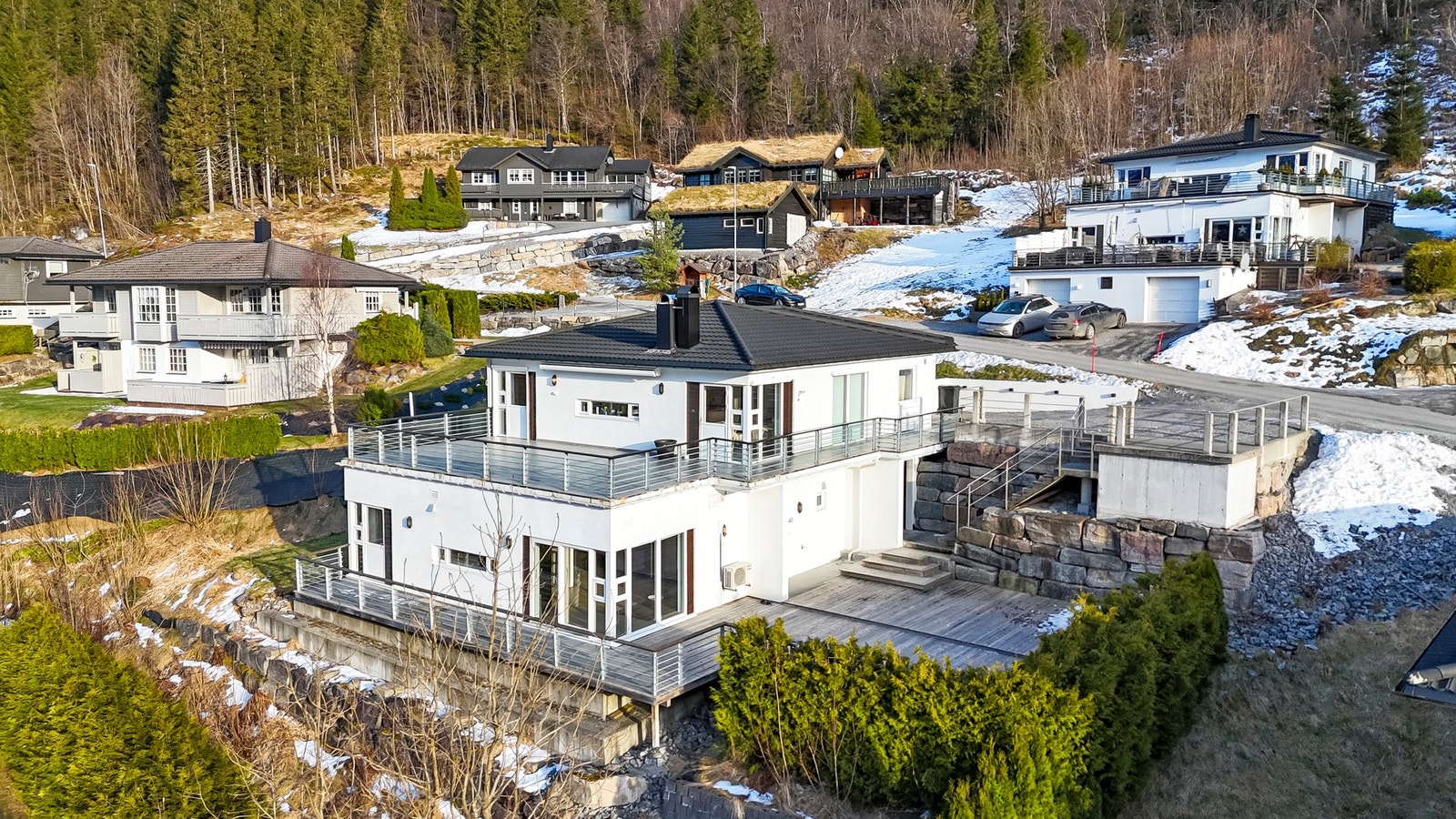 Velkommen til Einane 40 - en 4-roms leilighet i 1.etasje med stor terrasse og flott utsikt! Galleribilde