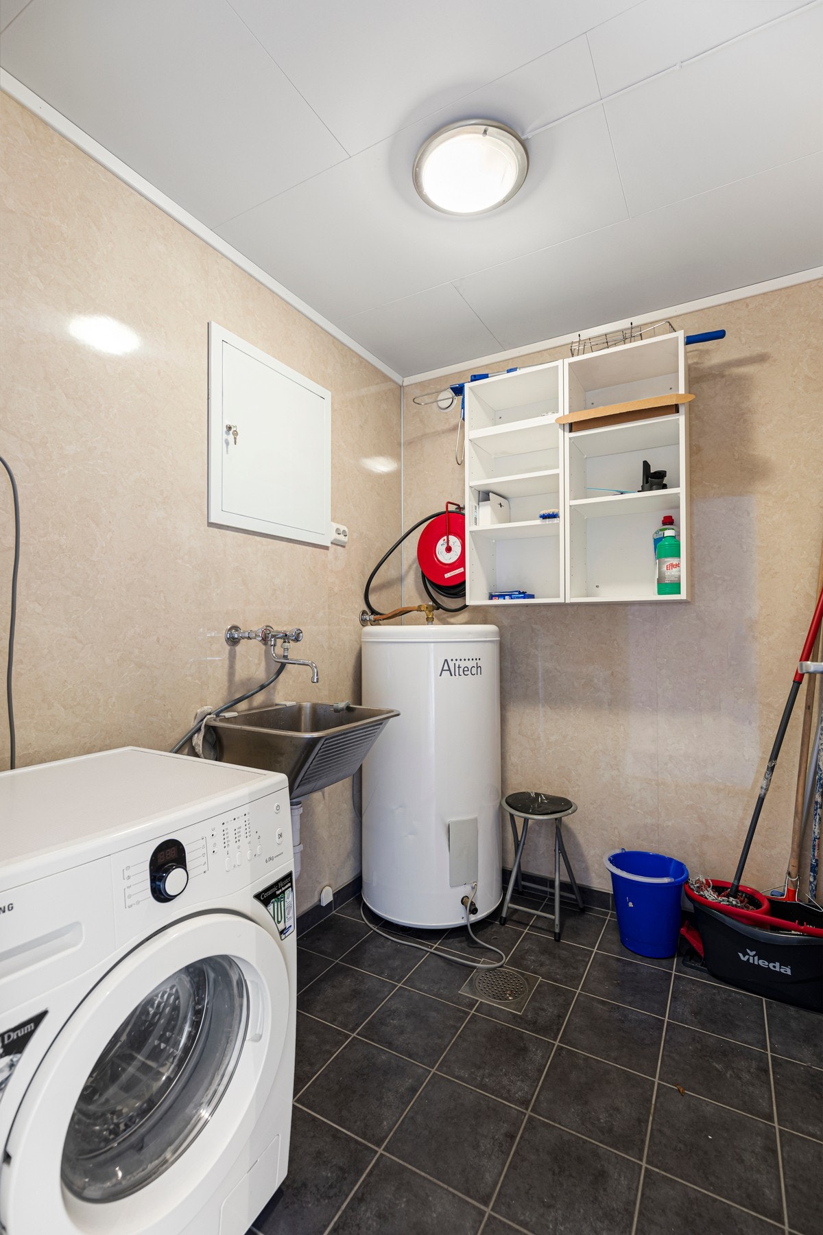 Vaskerommet har flis på gulv og baderomsplater på vegg. Rommet har varmekabler i gulv og her finner man skyllekar, varmtvannsbereder og opplegg for vaskemaskin/tørketrommel.
rommet. Galleribilde