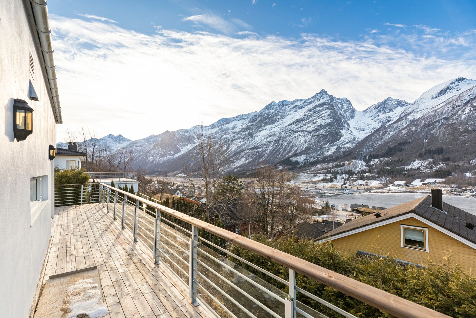 Utsikt over Sykkylvsfjorden og de omkransede fjell. Galleribilde