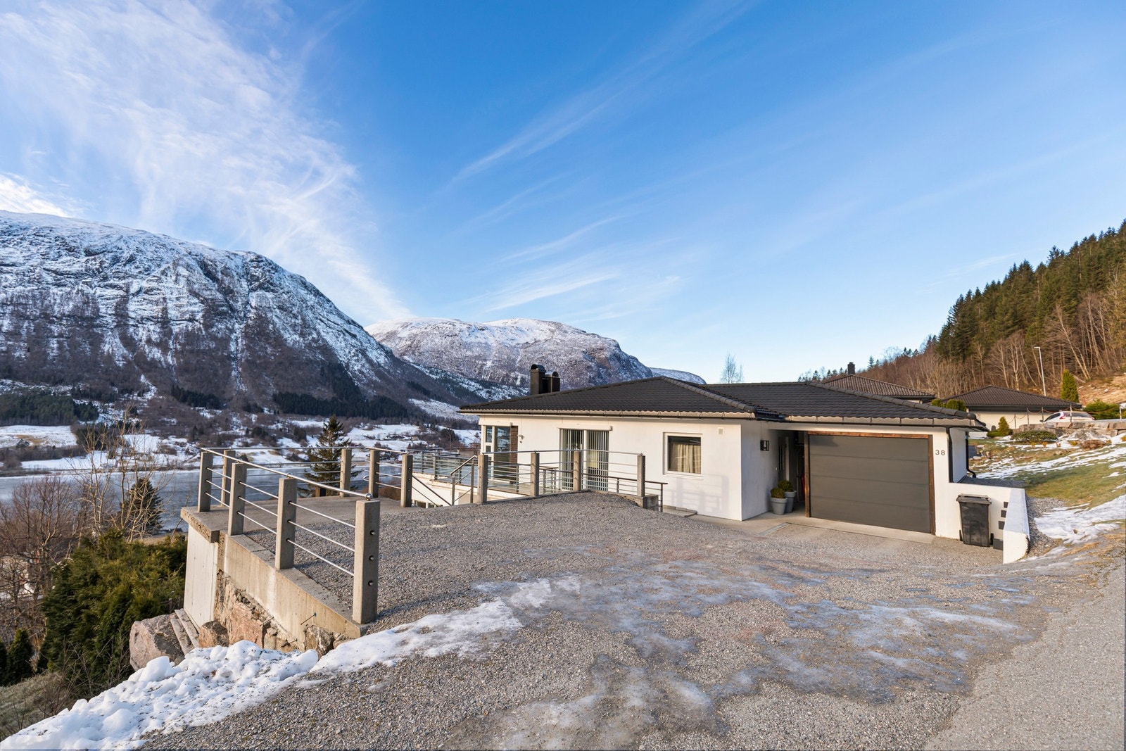 Leiligheten disponerer biloppstillingsplass på felles, gruset parkeringsplass. Galleribilde