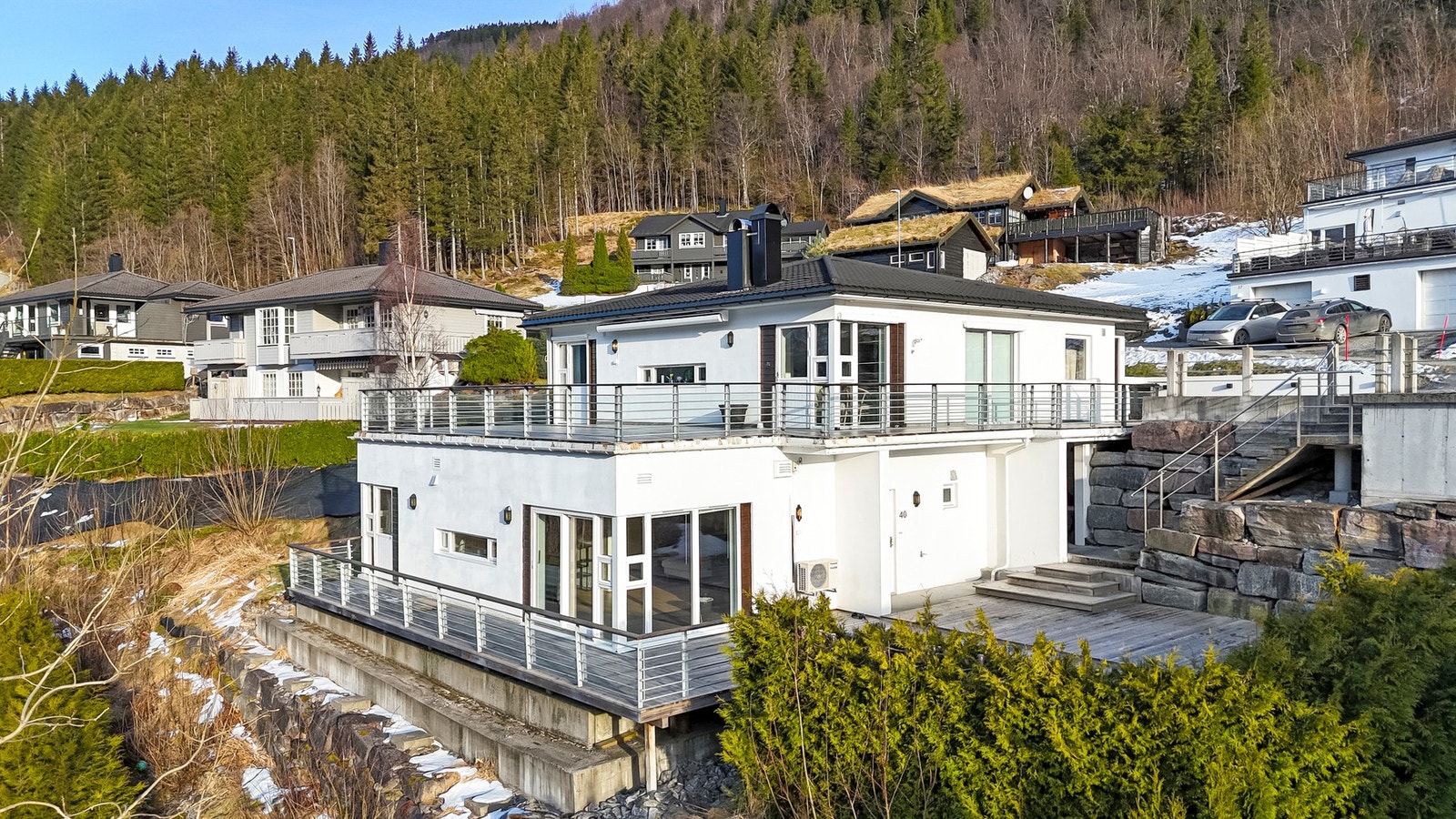 Sykkylven sentrum ligger innen en kjøreavstand på cirka 8 minutter og her finner man de fleste servicetilbud/fasiliteter, samt ungdomsskole og videregående skole. Galleribilde