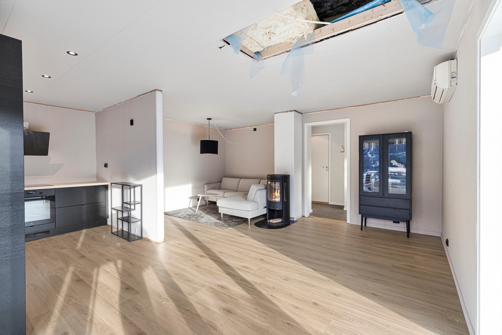 I stue er det oppvarming fra både varmepumpe og vedovn. Galleribilde