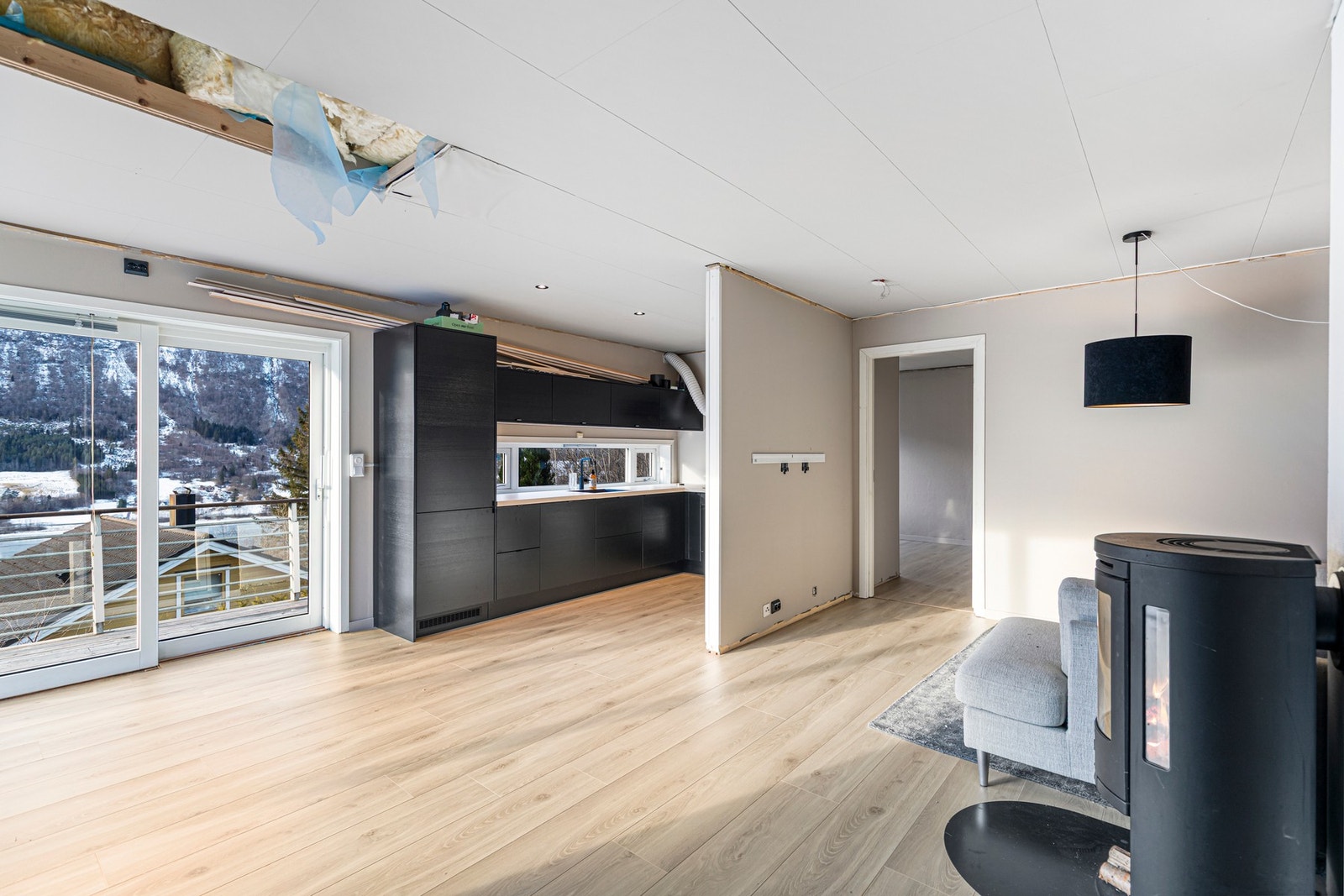 Fra stue er det åpen løsning mot kjøkken. Galleribilde