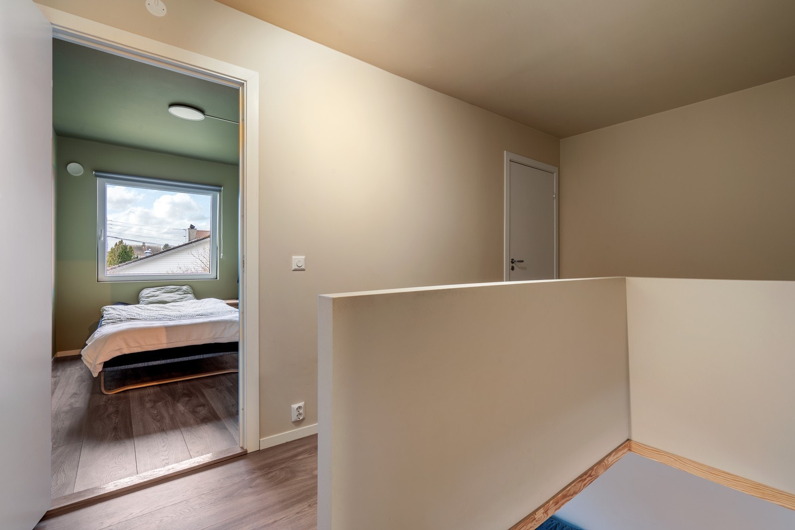 Trappa kommer opp til gang med 3 soverom og bad. Galleribilde