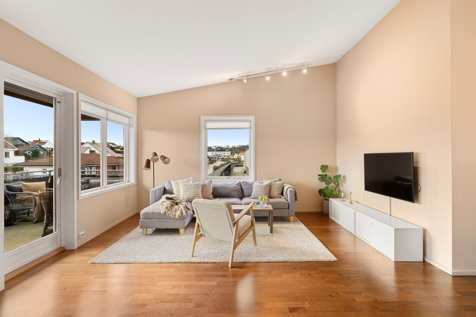 Stue med ekstra takhøyde og store vindusflater som slipper inn rikelig med naturlig lys Galleribilde