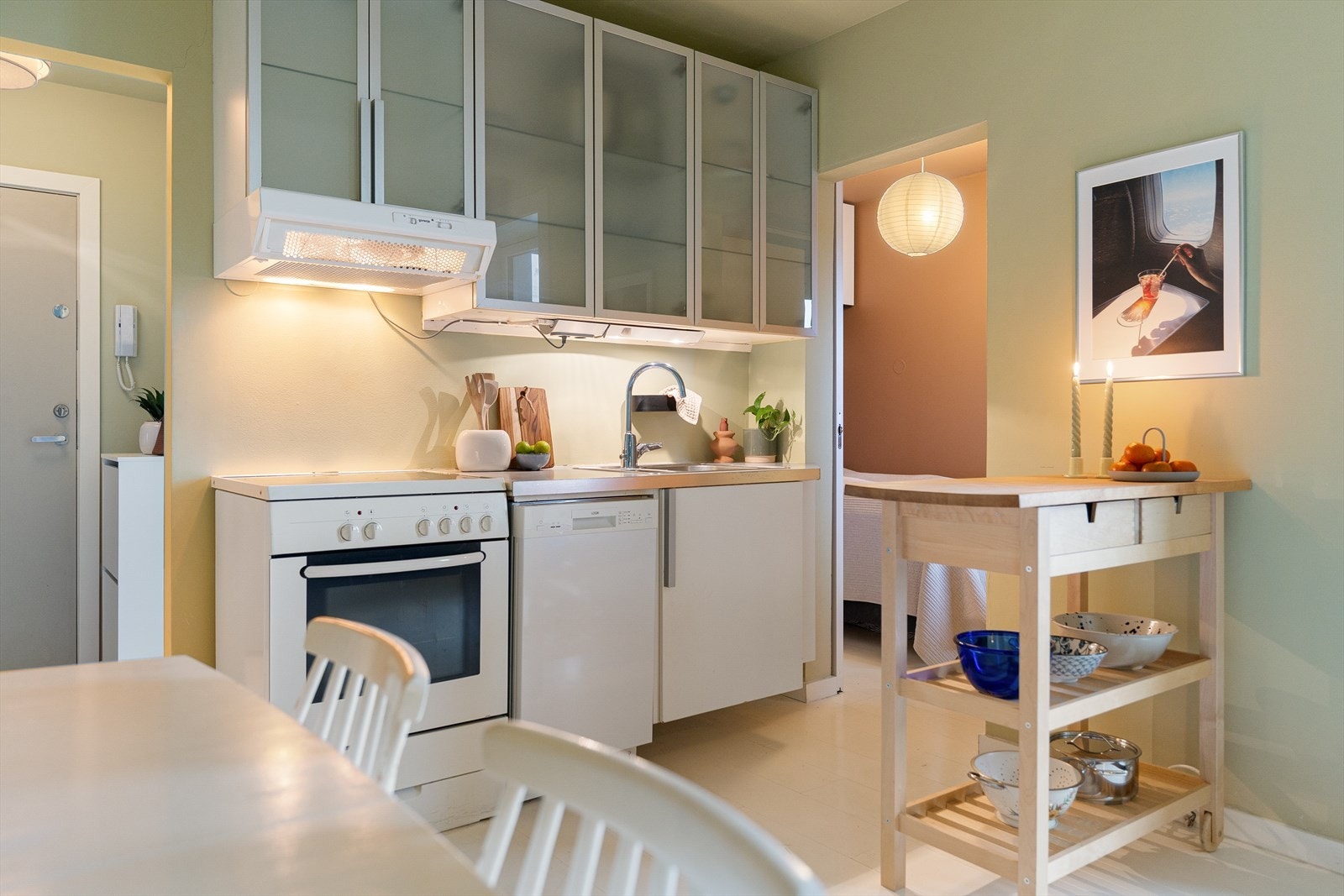 Kjøkkenet er utstyrt med hvitevarer som stekeovn, oppvaskmaskin og kjøleskap. Frittstående øy gir ekstra godt med benkeplass. Galleribilde