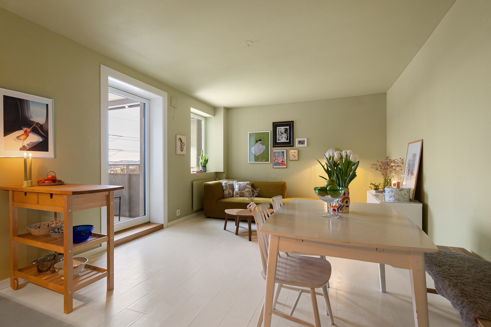 Store vindusflater gir godt med lysinnslipp. Galleribilde