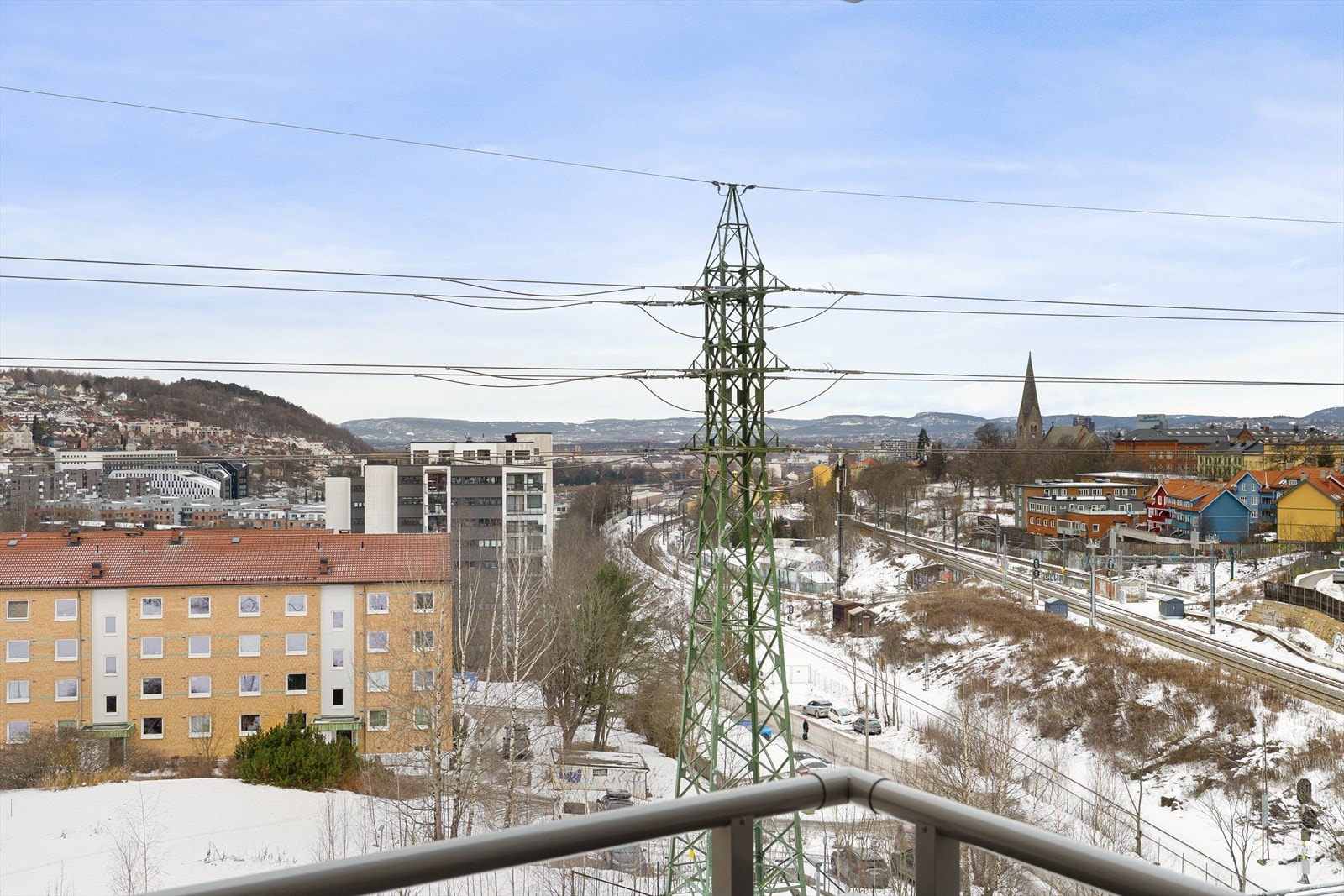 Fra stue og balkong er det utsikt helt til fjorden. Galleribilde