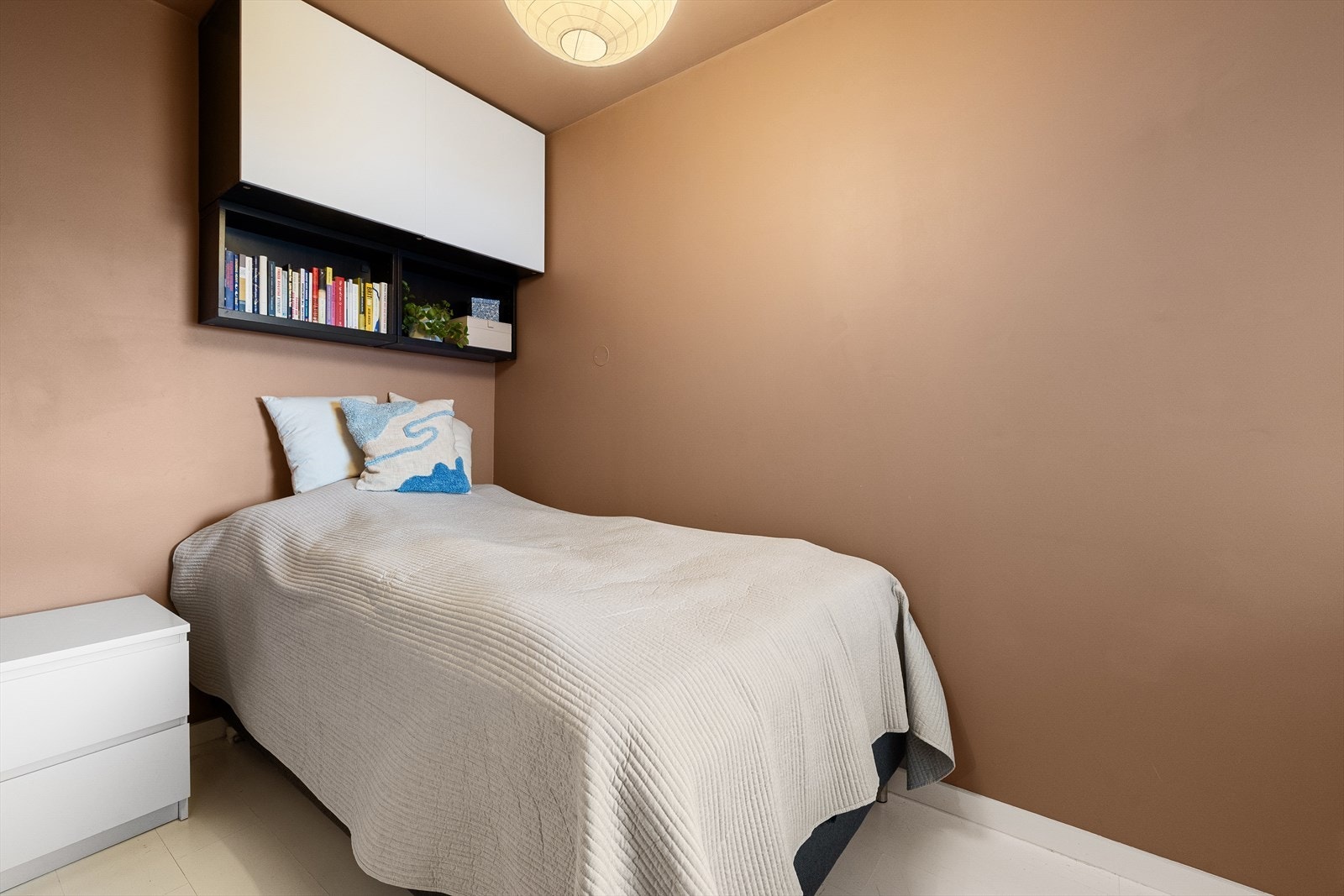 Her er det god plass til dobbeltseng og nattbord. Ekstra oppbevaring i skap over sengen. Galleribilde