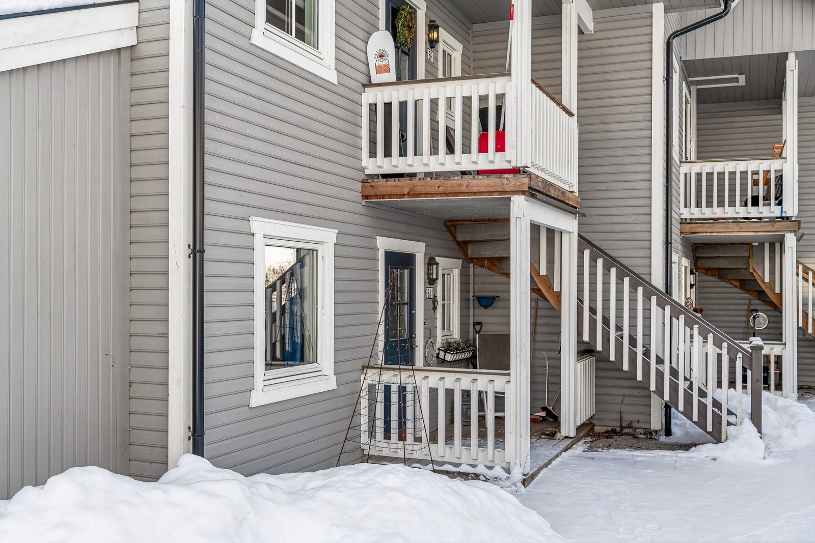 En lettstelt og arealeffektiv selveierleilighet i rekkehus, beliggende på bakkeplan. Galleribilde