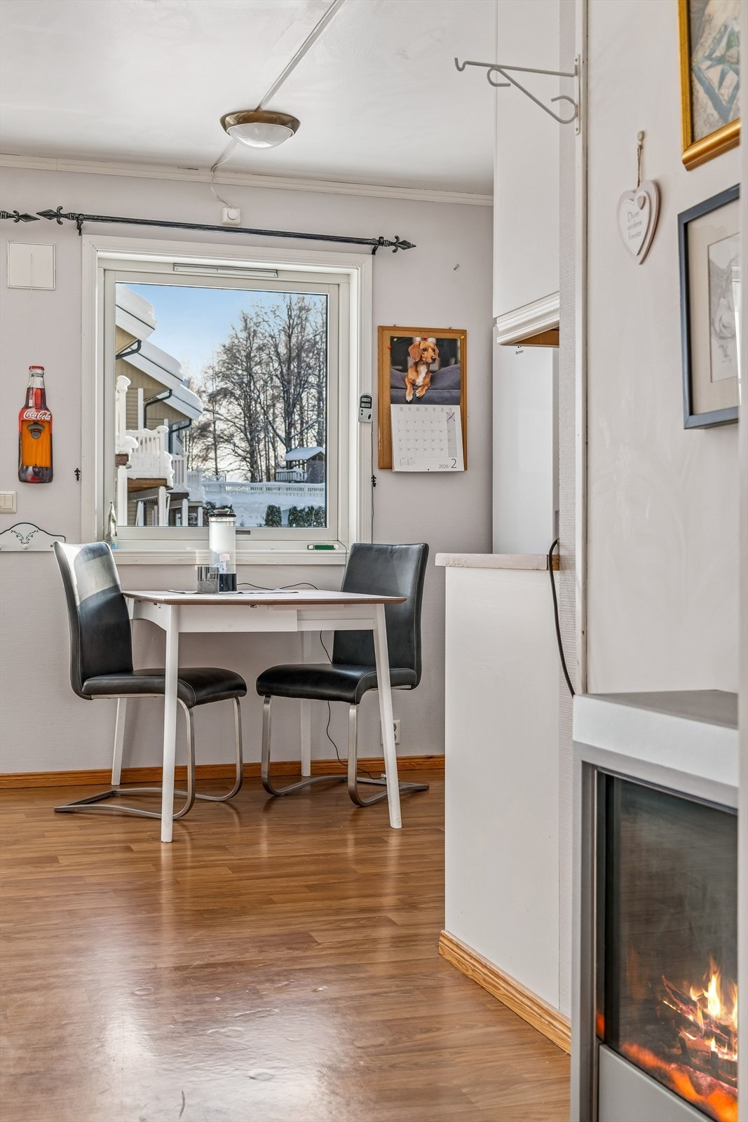 Boligen varmes opp med vannbåren varme, som gir en jevn og behagelig temperatur. Galleribilde