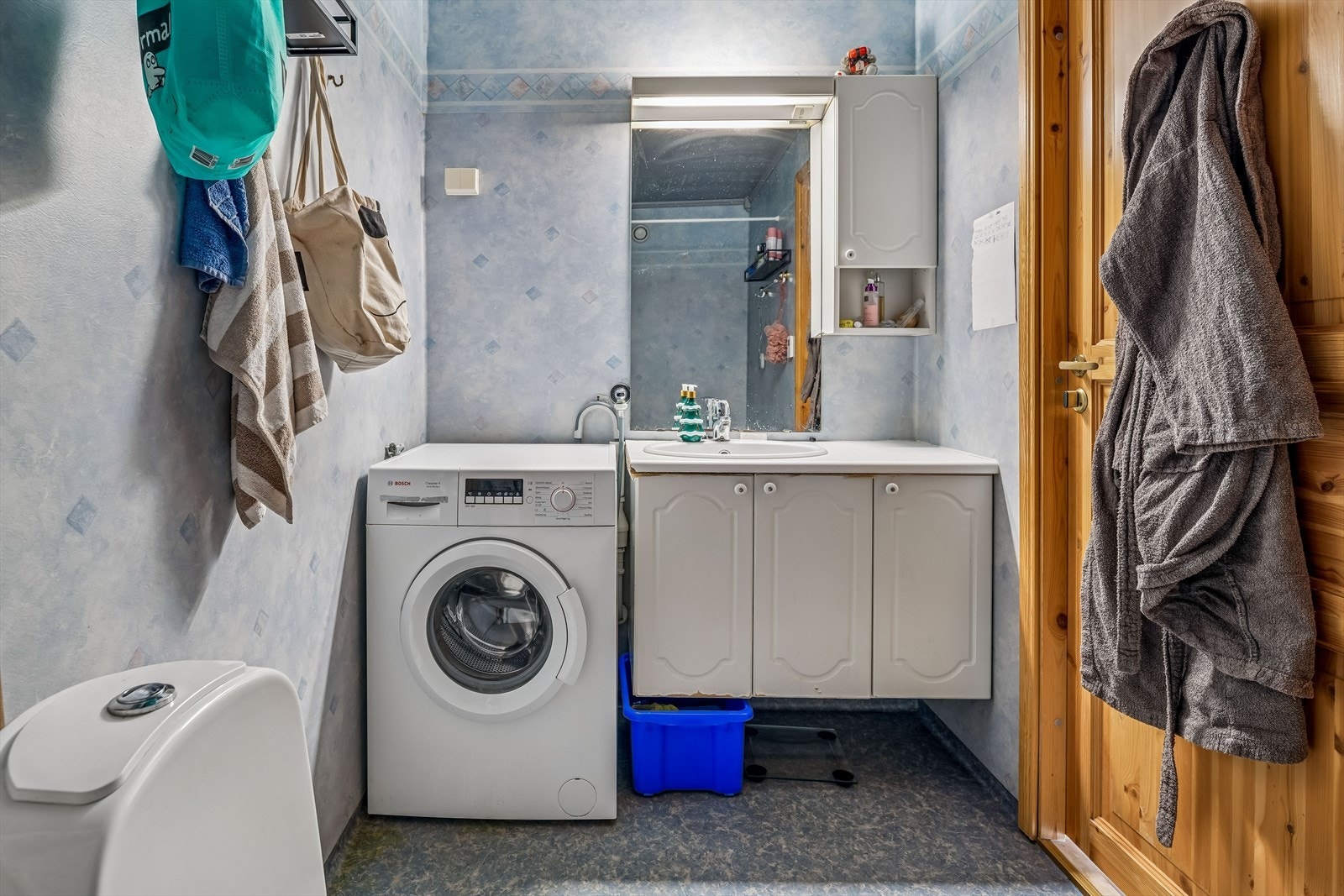 Her er det vannbåren gulvvarme for ekstra komfort, samt praktisk opplegg for vaskemaskin. Galleribilde