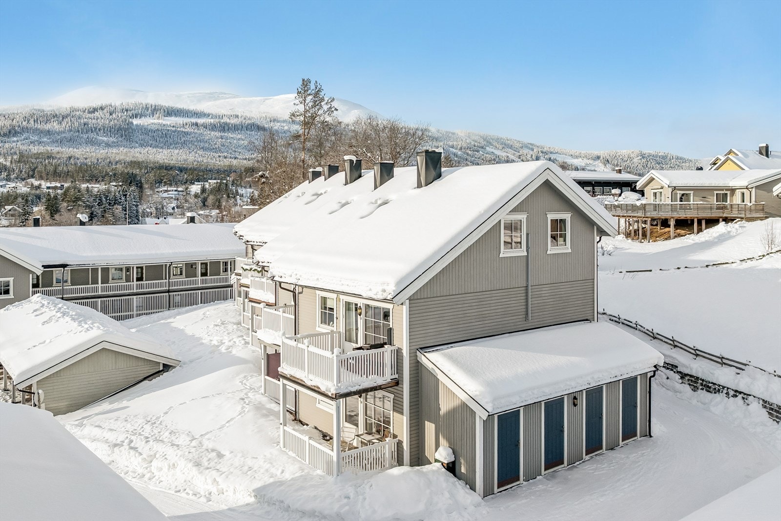En utvendig bod på 5 m² ved bygningens vestre gavl gir rikelig med ekstra lagringsplass. Galleribilde