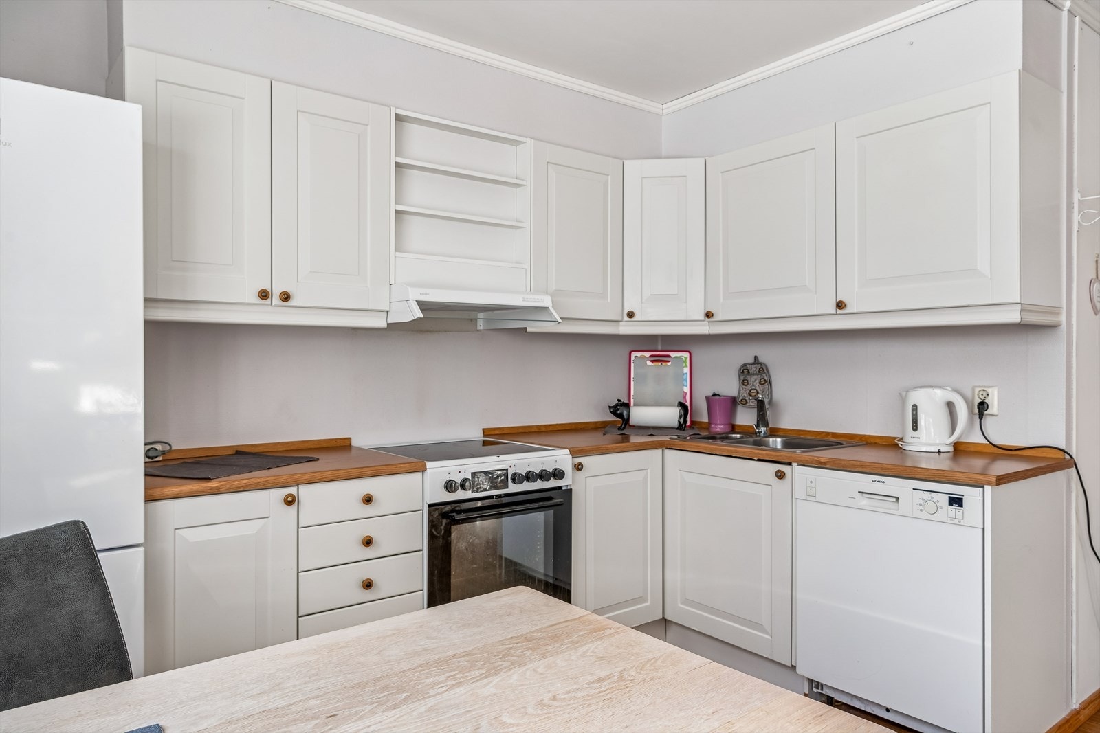 Innredningen har malte fronter, og en ny Flexit kjøkkenventilator ble installert i 2025. Galleribilde