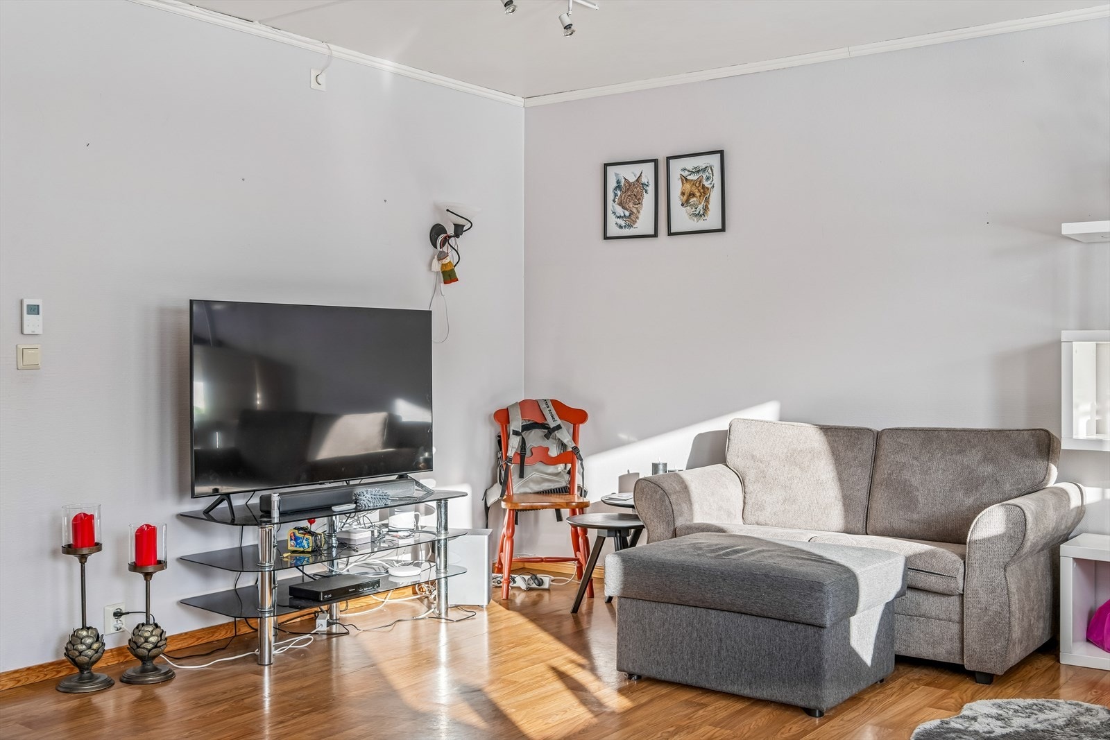 Vegger og listverk i stuen ble malt i 2015, og rommet har en behagelig atmosfære. Galleribilde