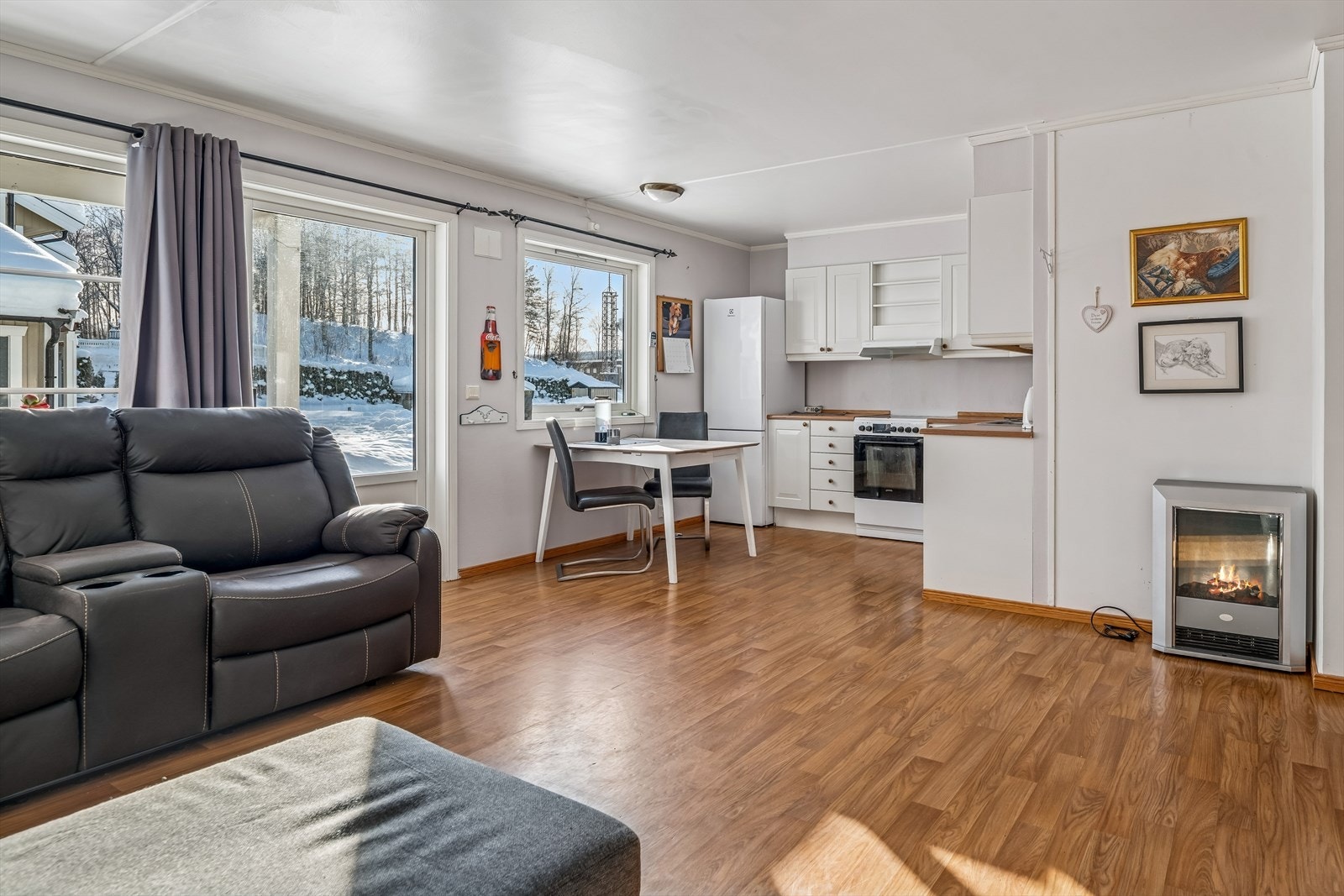 Fra stuen er det direkte utgang til en overbygget og sørvendt terrasse. Galleribilde