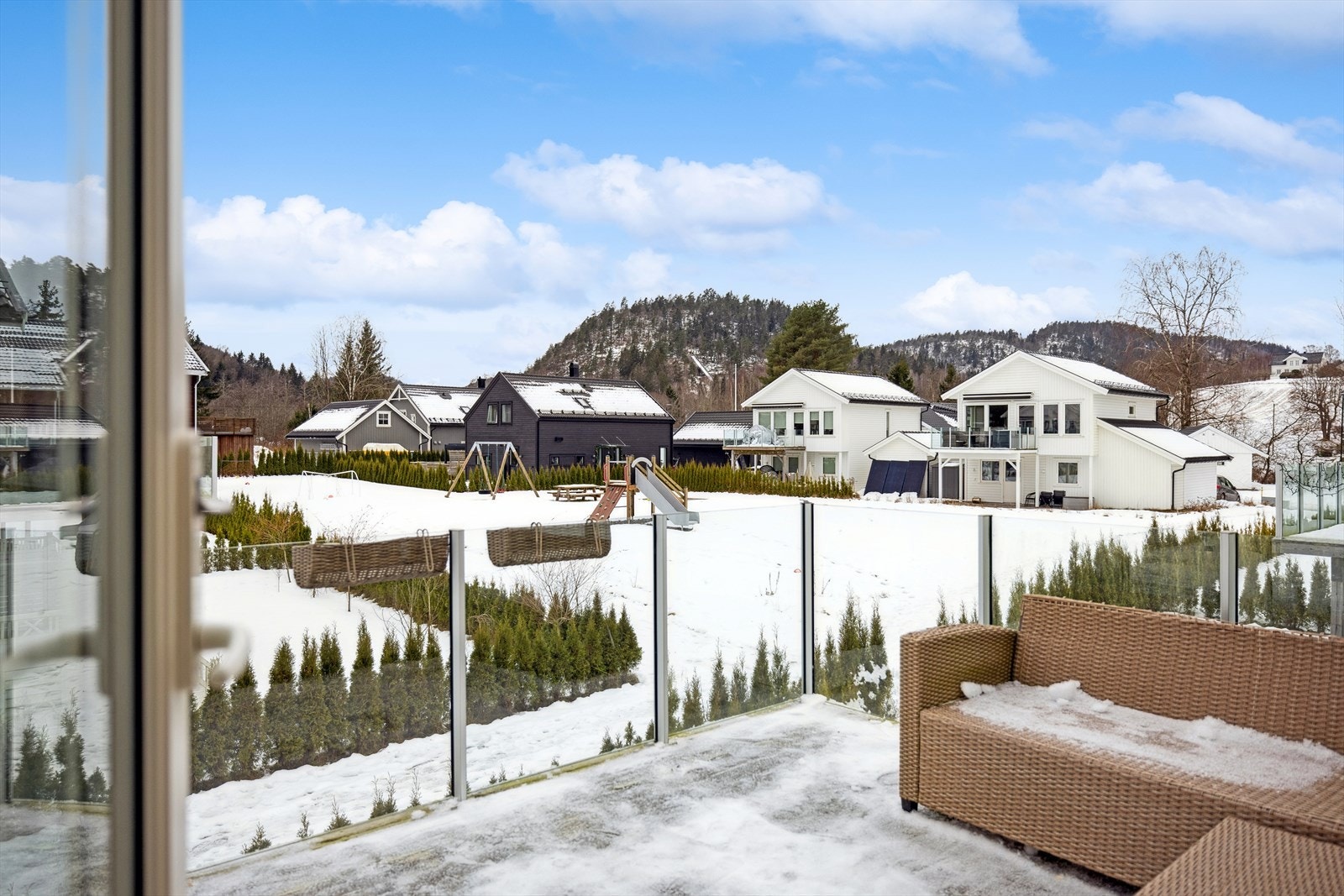 Boligen ligger fint til i ett rolig nabolag. Galleribilde