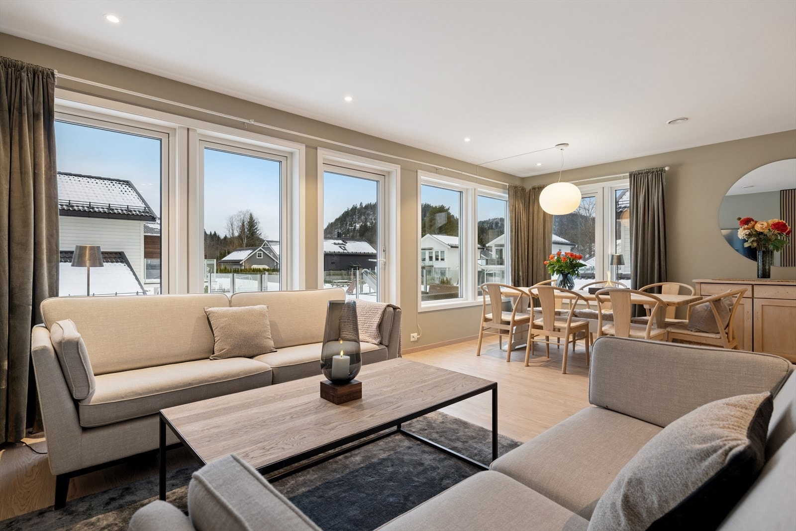 Direkte utgang til den sørvest-vendte verandaen. Galleribilde