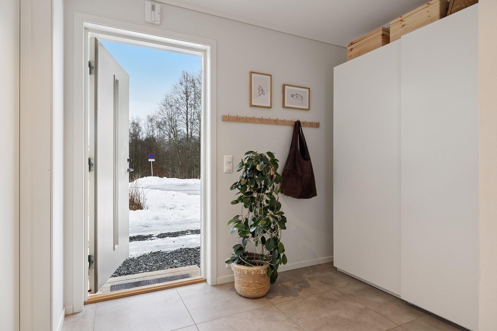 Det er god plass for å henge opp klær og oppbevaring i inngangspartiet. Galleribilde