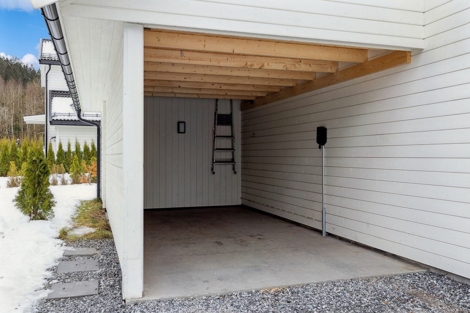 Carport med elbil-lader montert. Galleribilde