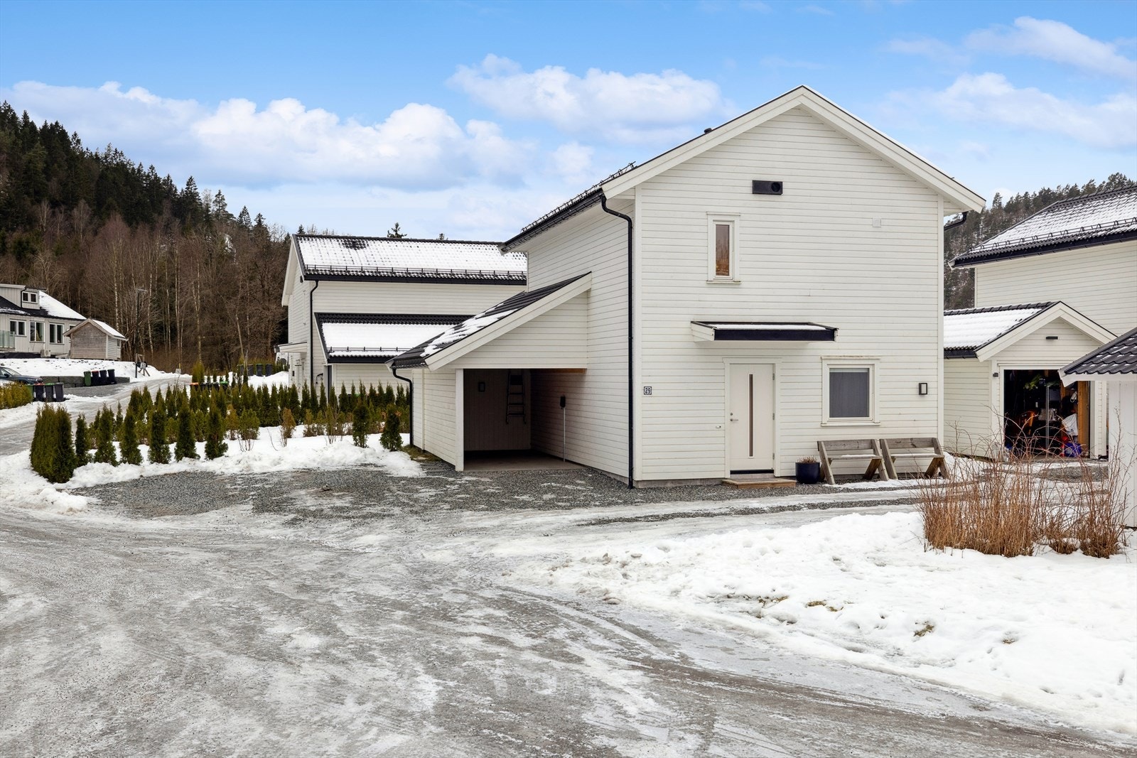 Velkommen til en flott enebolig over to plan med carport! Galleribilde