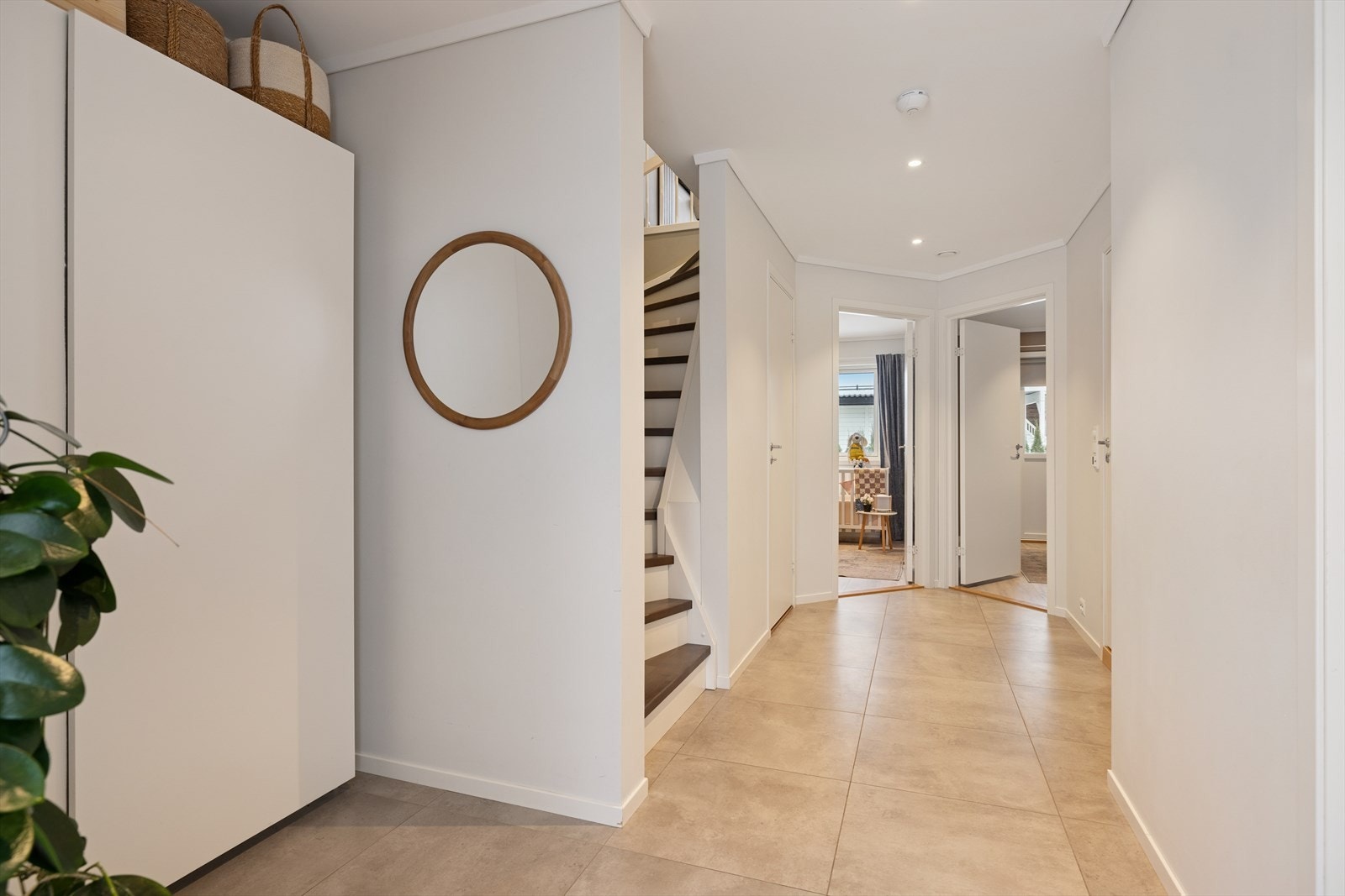 Velkommen inn! Lys og flott entré med flislagt gulv og spotter i taket for god belysning. Galleribilde