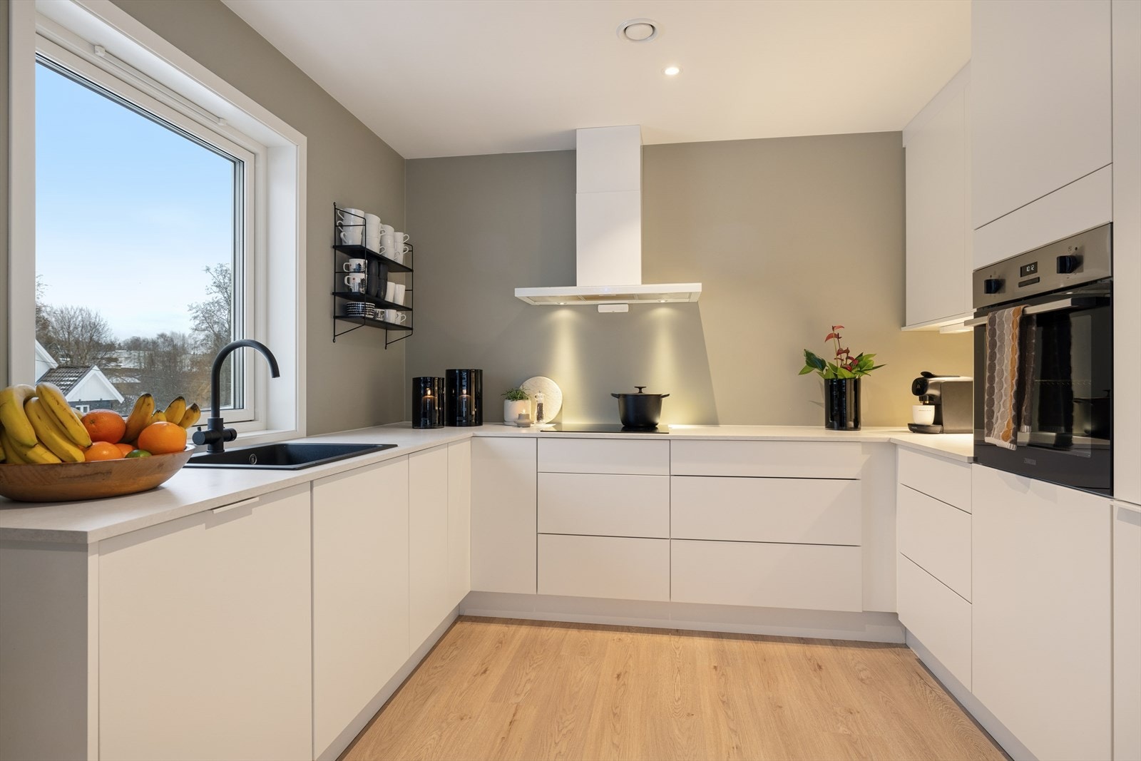 Det er bra med skap- og benkeplass på kjøkkenet. Galleribilde