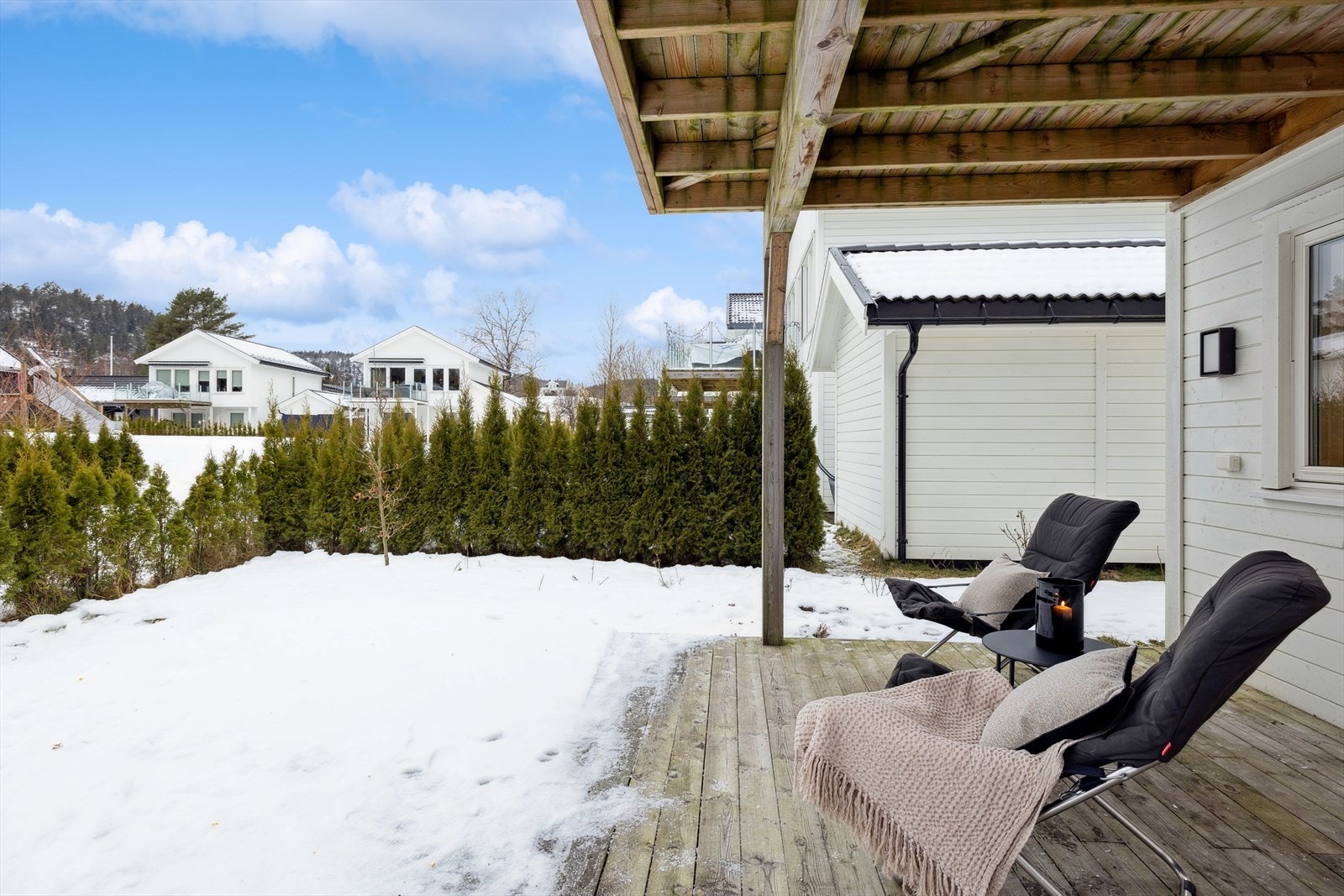 Flott uteområde med terrasse på ca 37m² Galleribilde